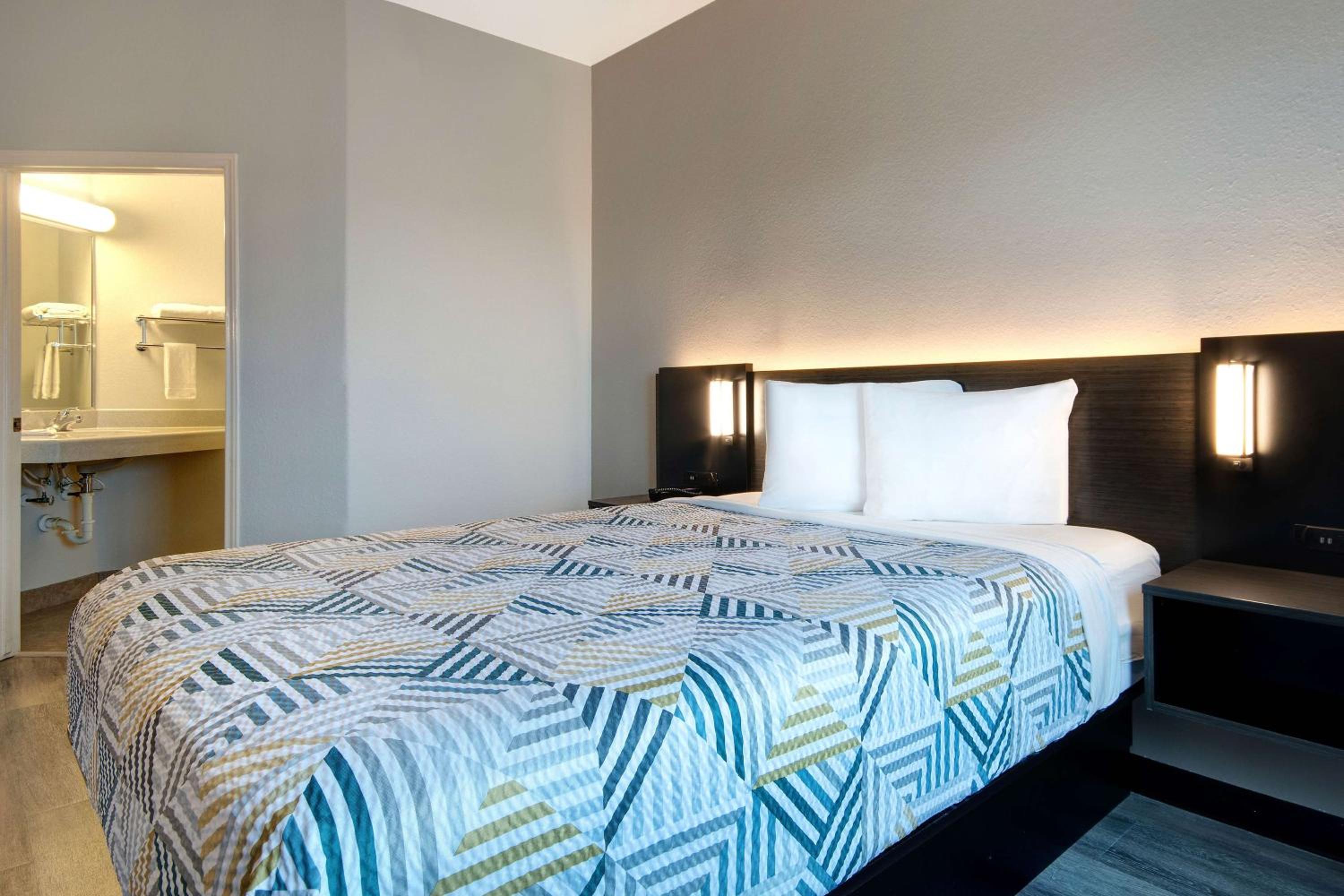Deluxe Quadruple Room - Non-Smoking