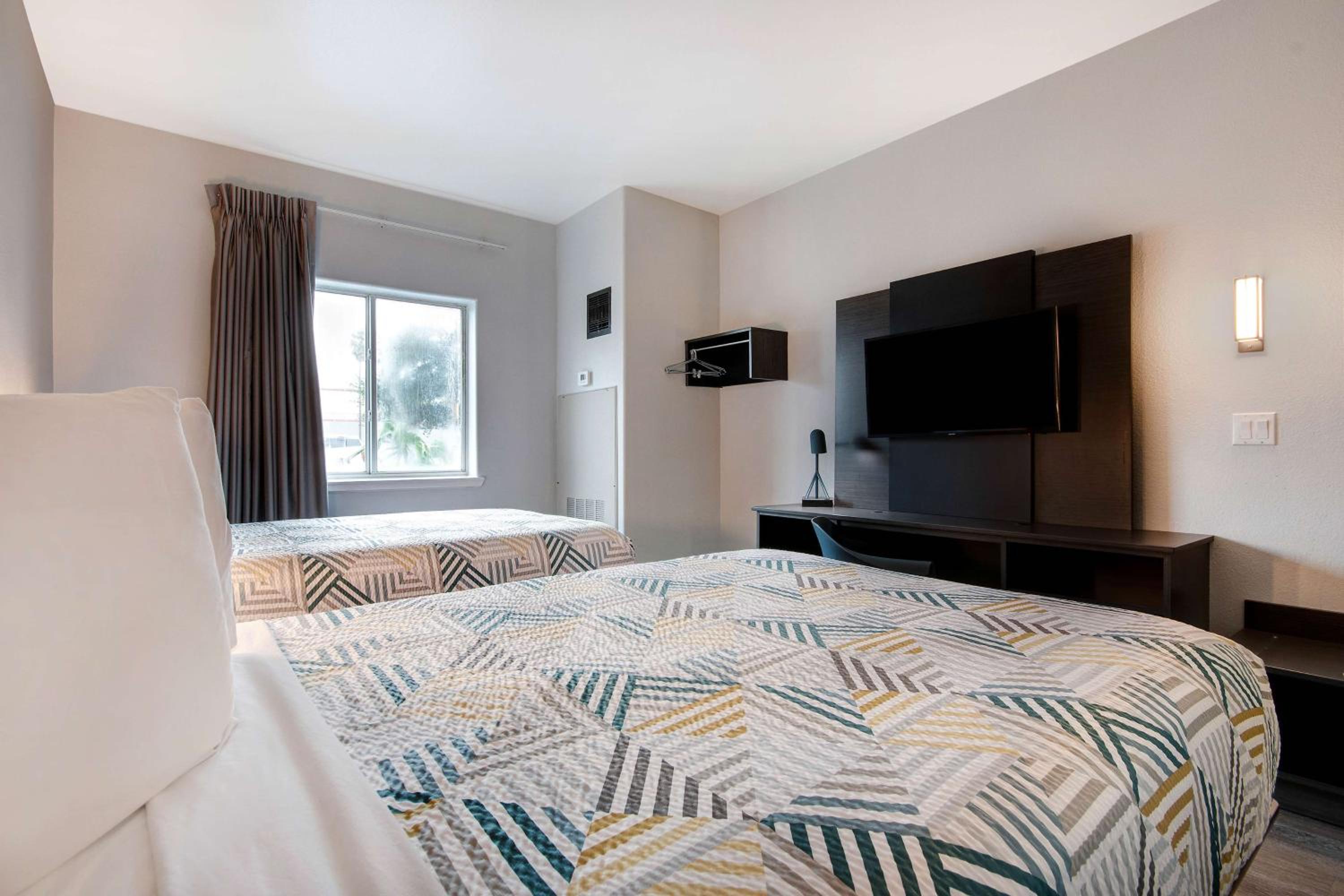 Quadruple Room - Disability Access - Non-Smoking photo 3