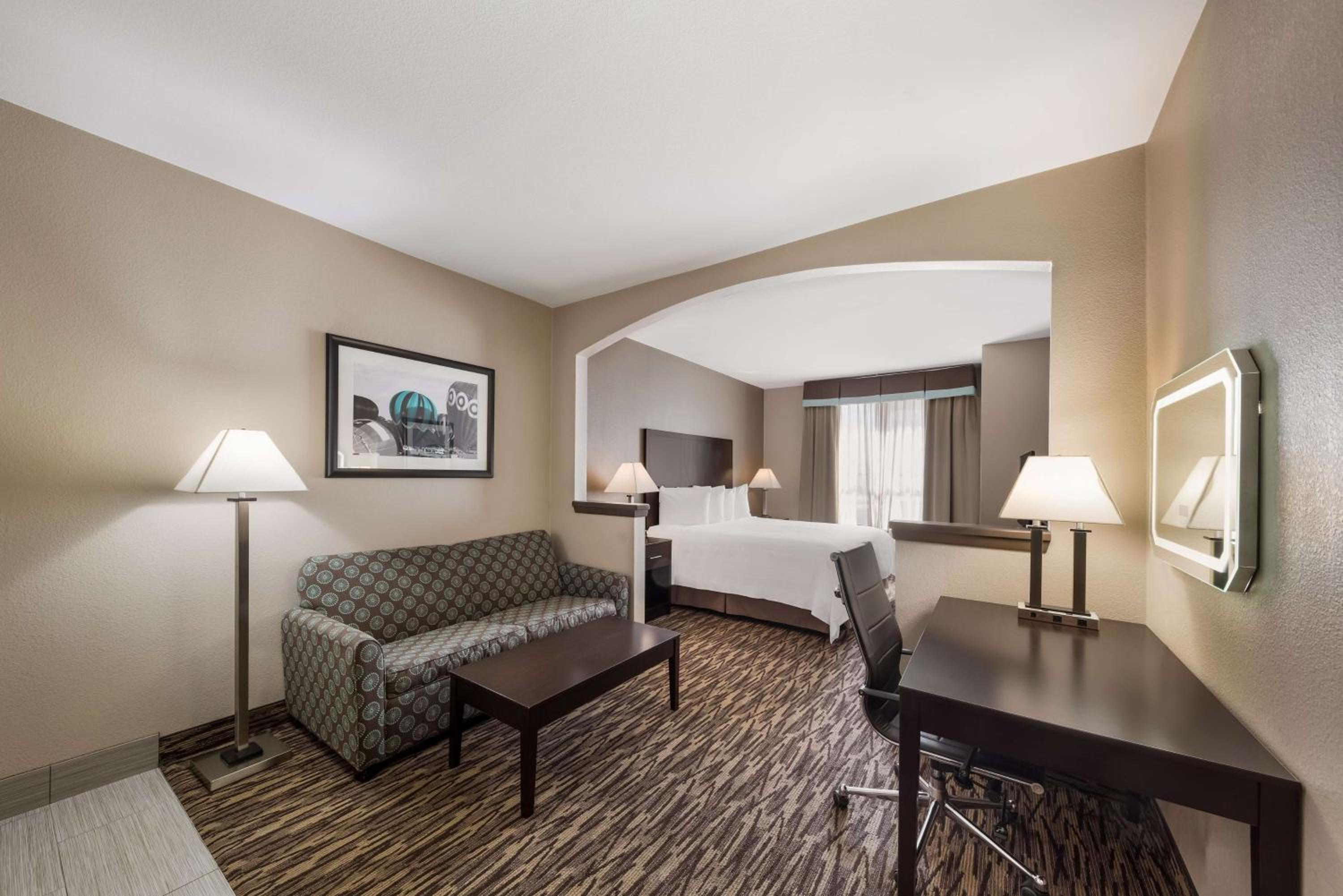 King Suite with Sofa Bed - Non-Smoking photo 1