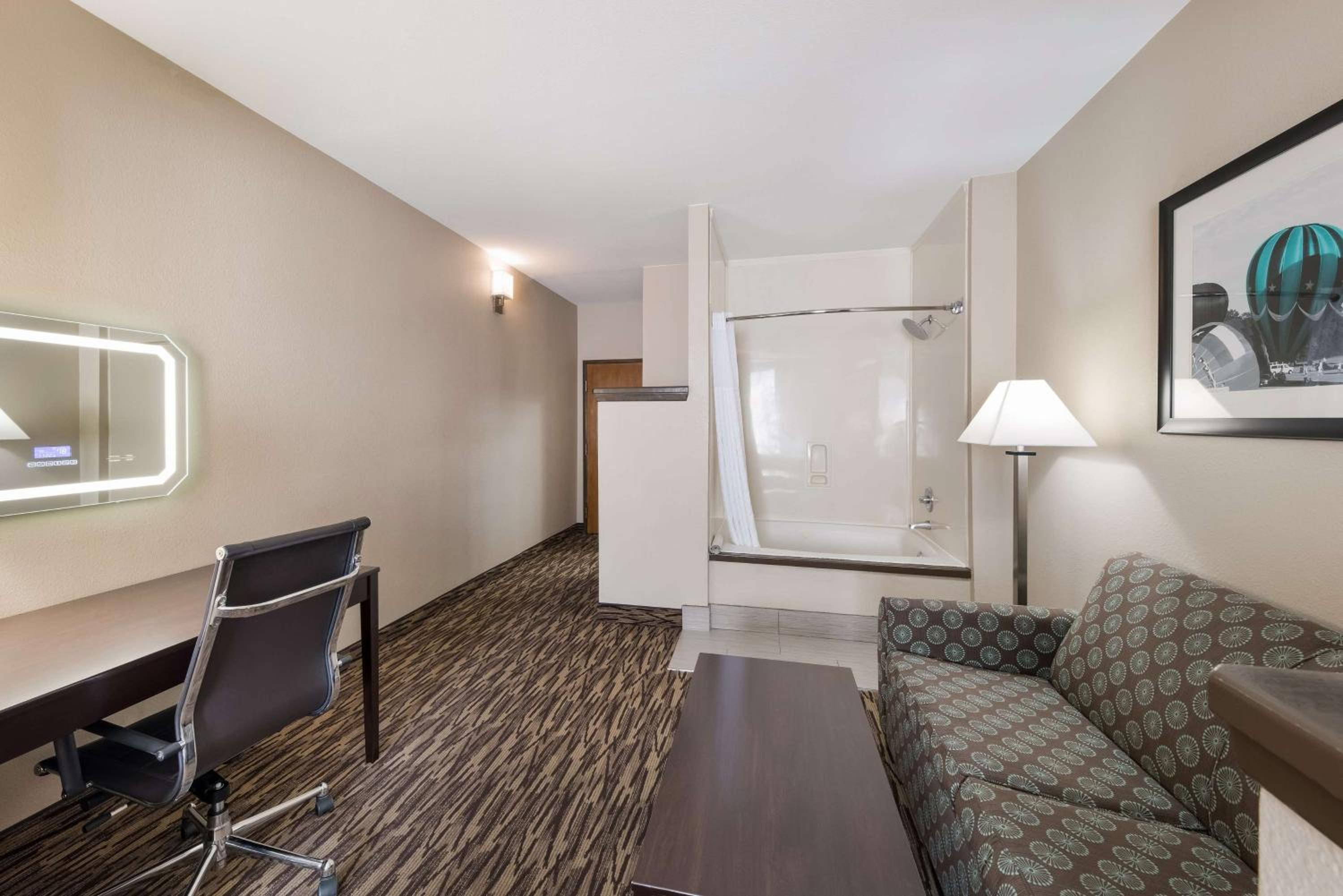 King Suite with Sofa Bed - Non-Smoking photo 3
