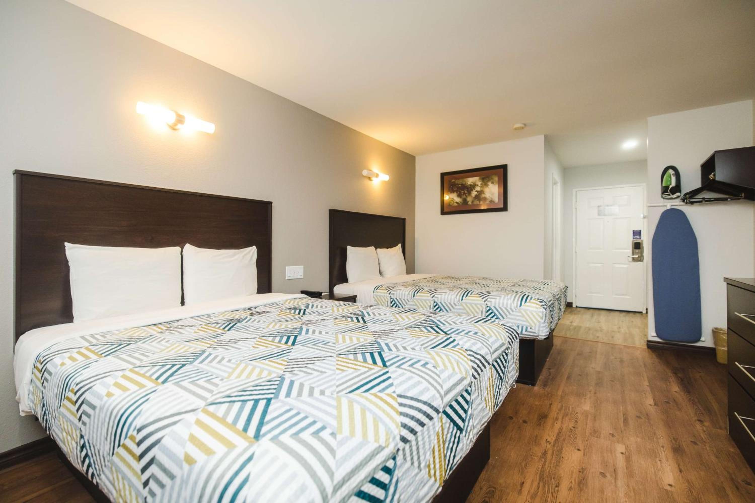 Queen Room with Two Queen Beds - Disability Access - Non-Smoking - Photo 3