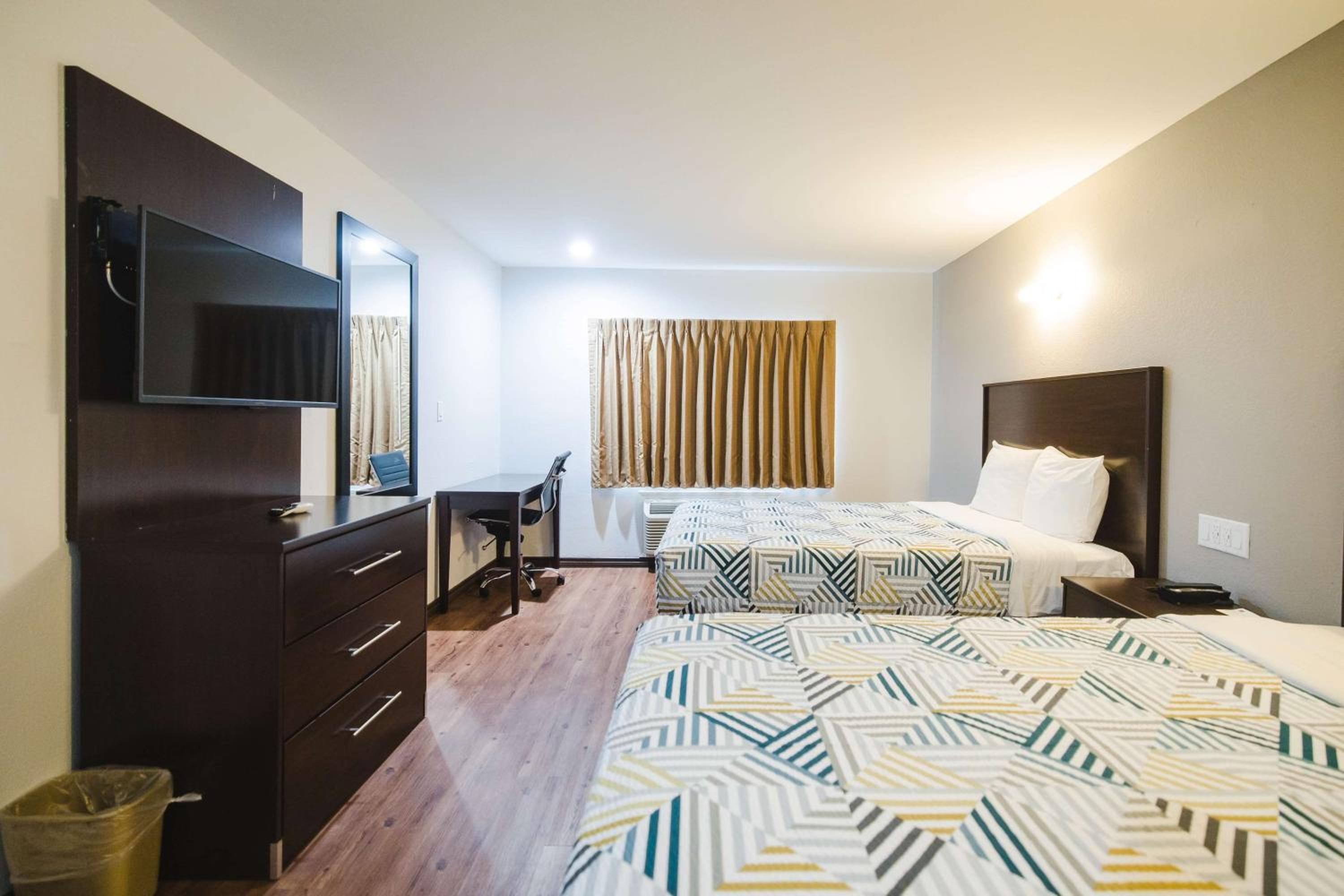 Queen Room with Two Queen Beds - Disability Access - Non-Smoking - Photo 5