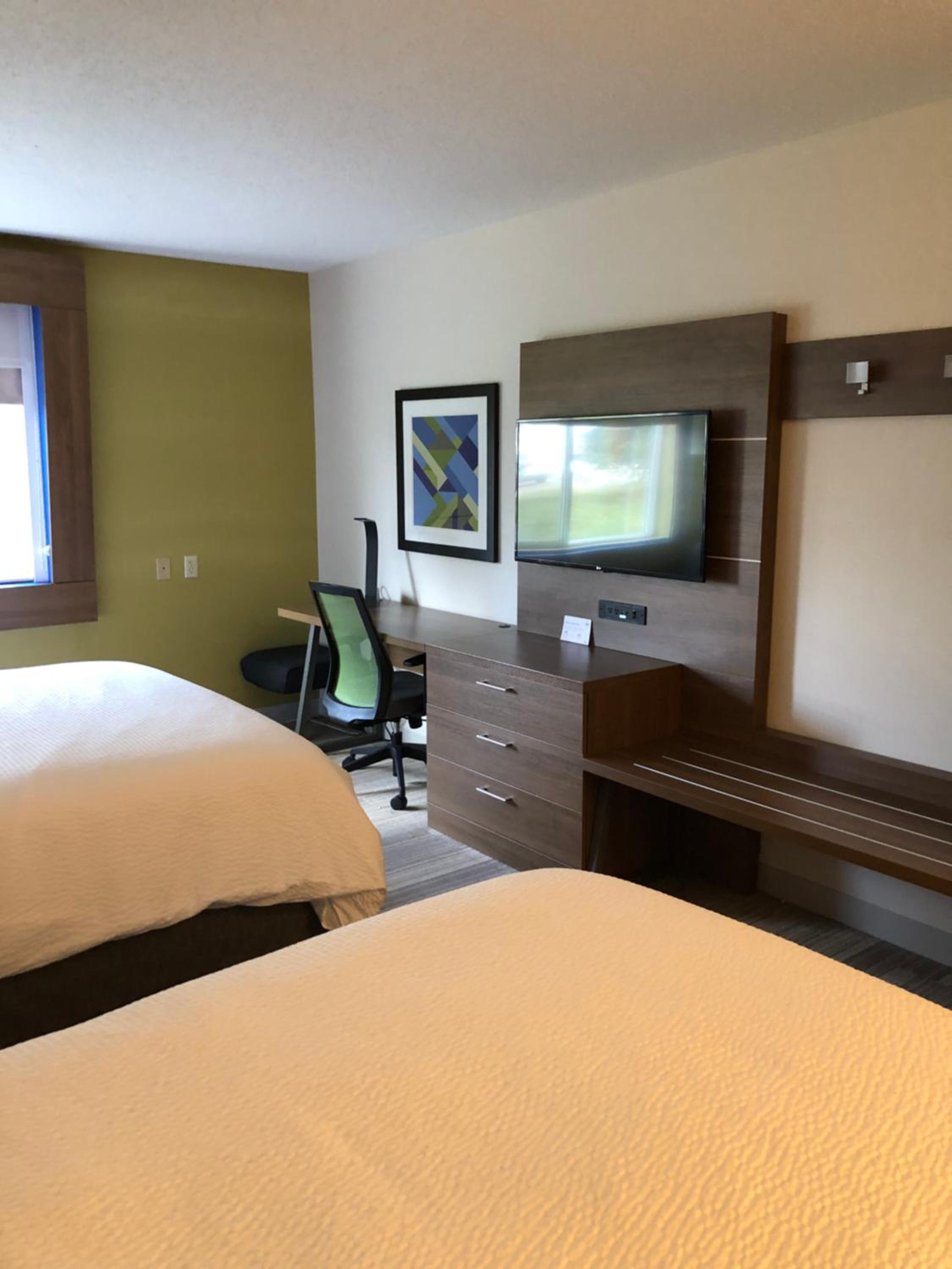 Standard Queen Room with Two Queen Beds - Photo 3