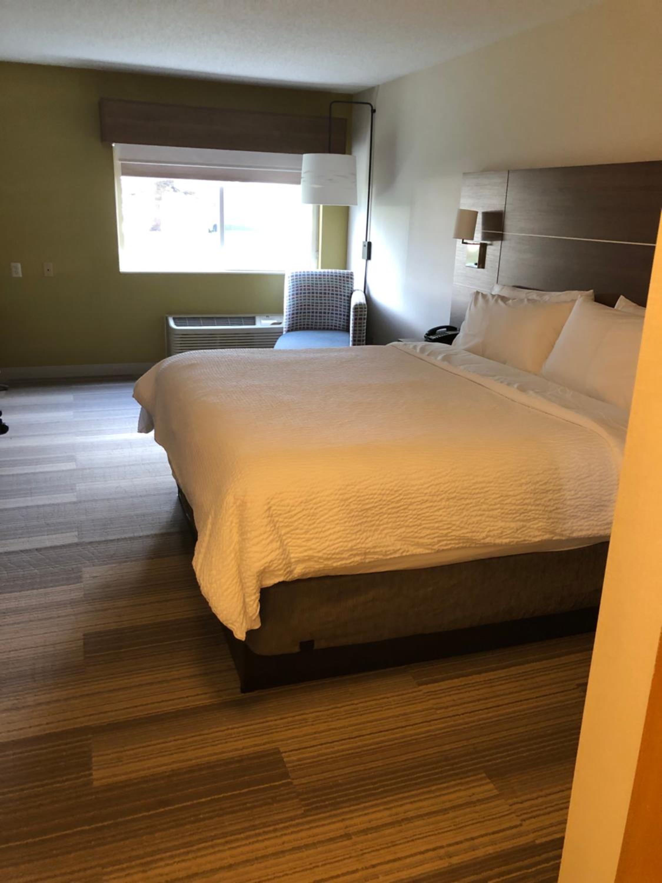 Standard King Room - Photo 5
