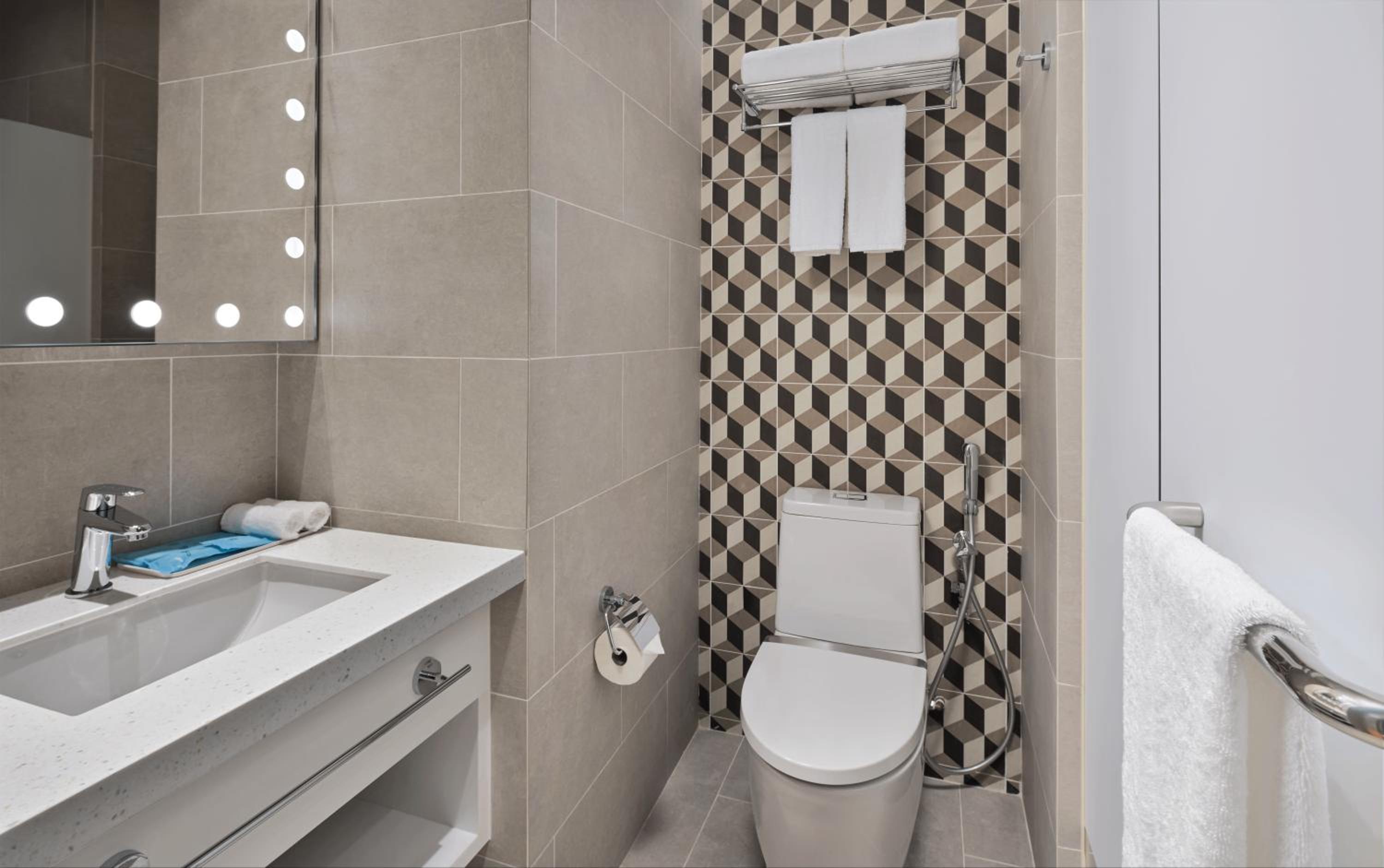 Standard Queen Room with Free Breakfast - Top Floor photo 2