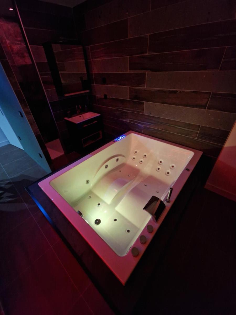 Studio with Spa Bath - Photo 10