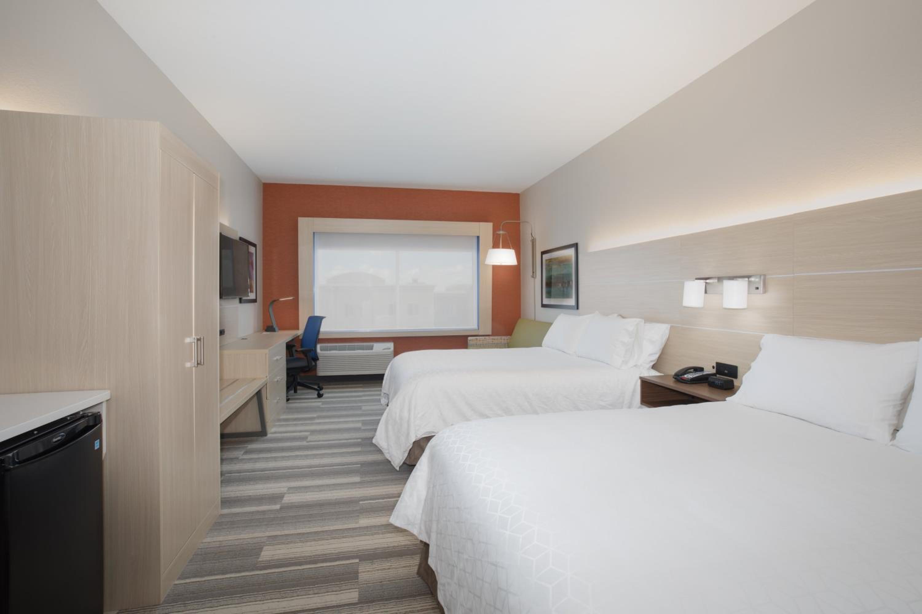 Standard Queen Room with Two Queen Beds and Mobility Accessible Tub
