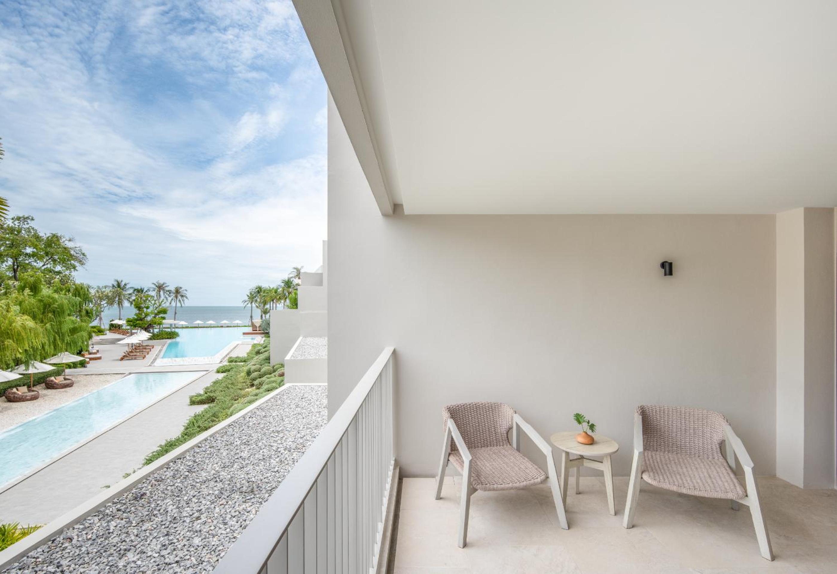 Deluxe King Room with Sea View - Photo 12