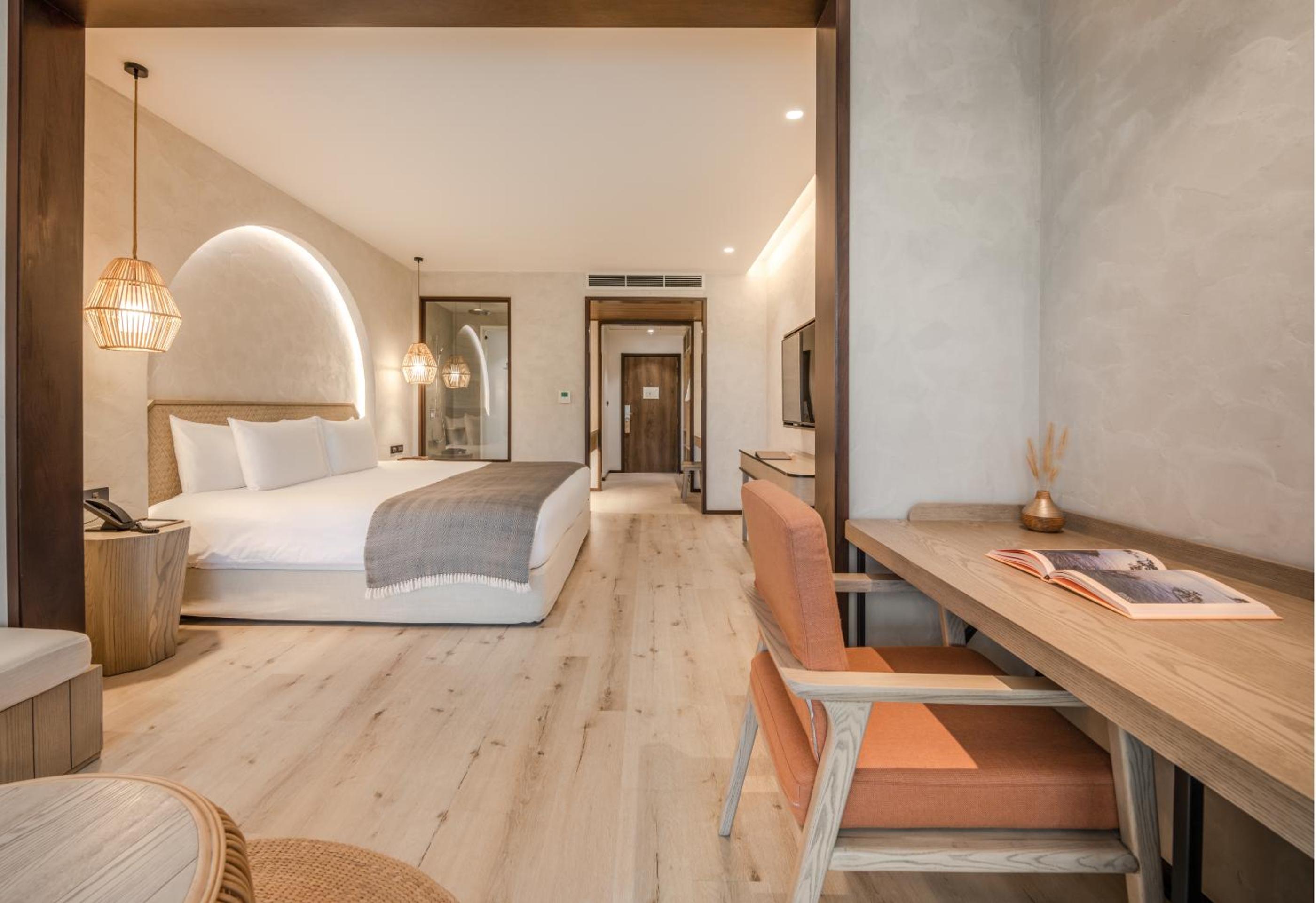 Deluxe King Room with Sea View - Photo 2