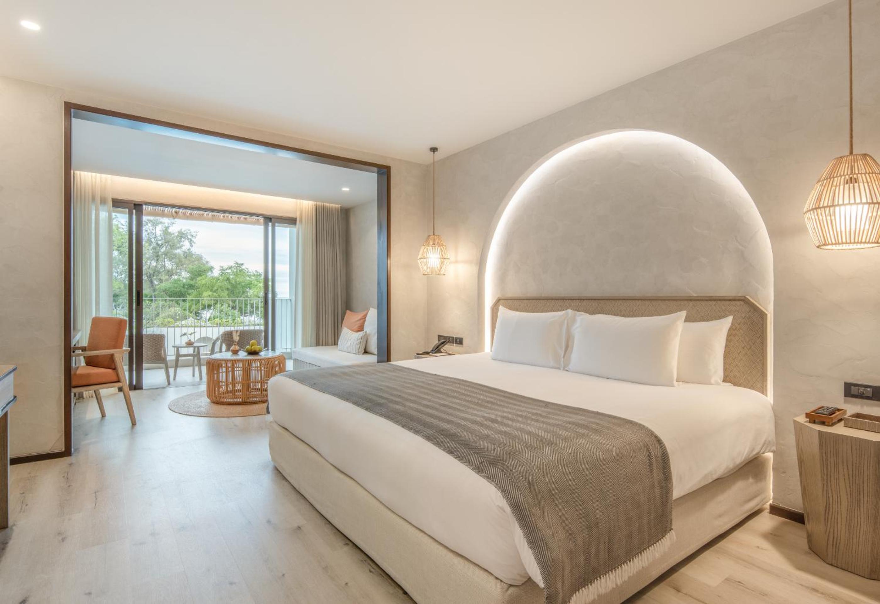 Deluxe King Room with Sea View - Photo 3