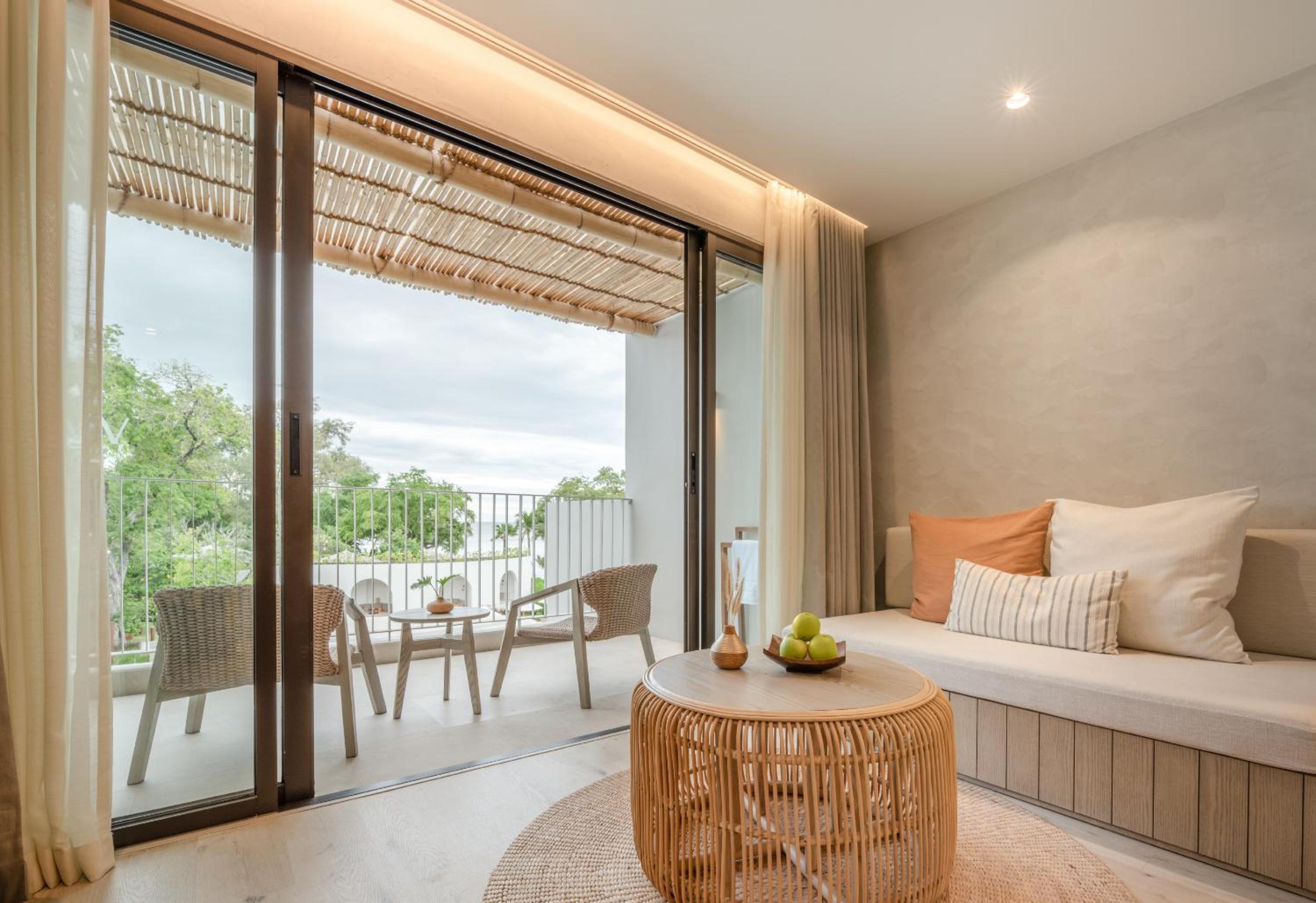 Deluxe King Room with Sea View - Photo 16