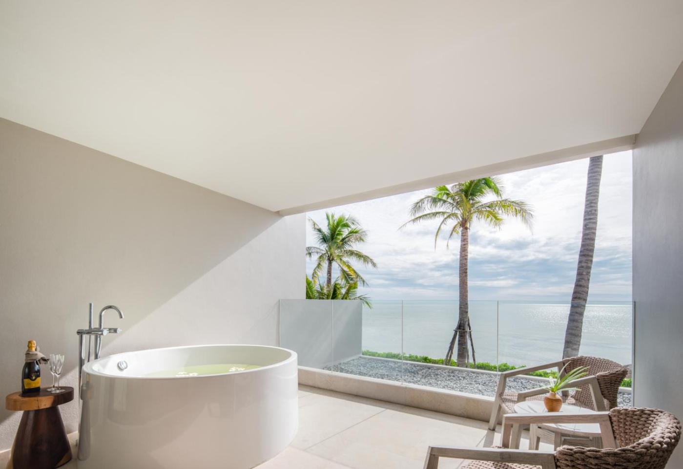 Deluxe King Room Beach Front - Photo 18