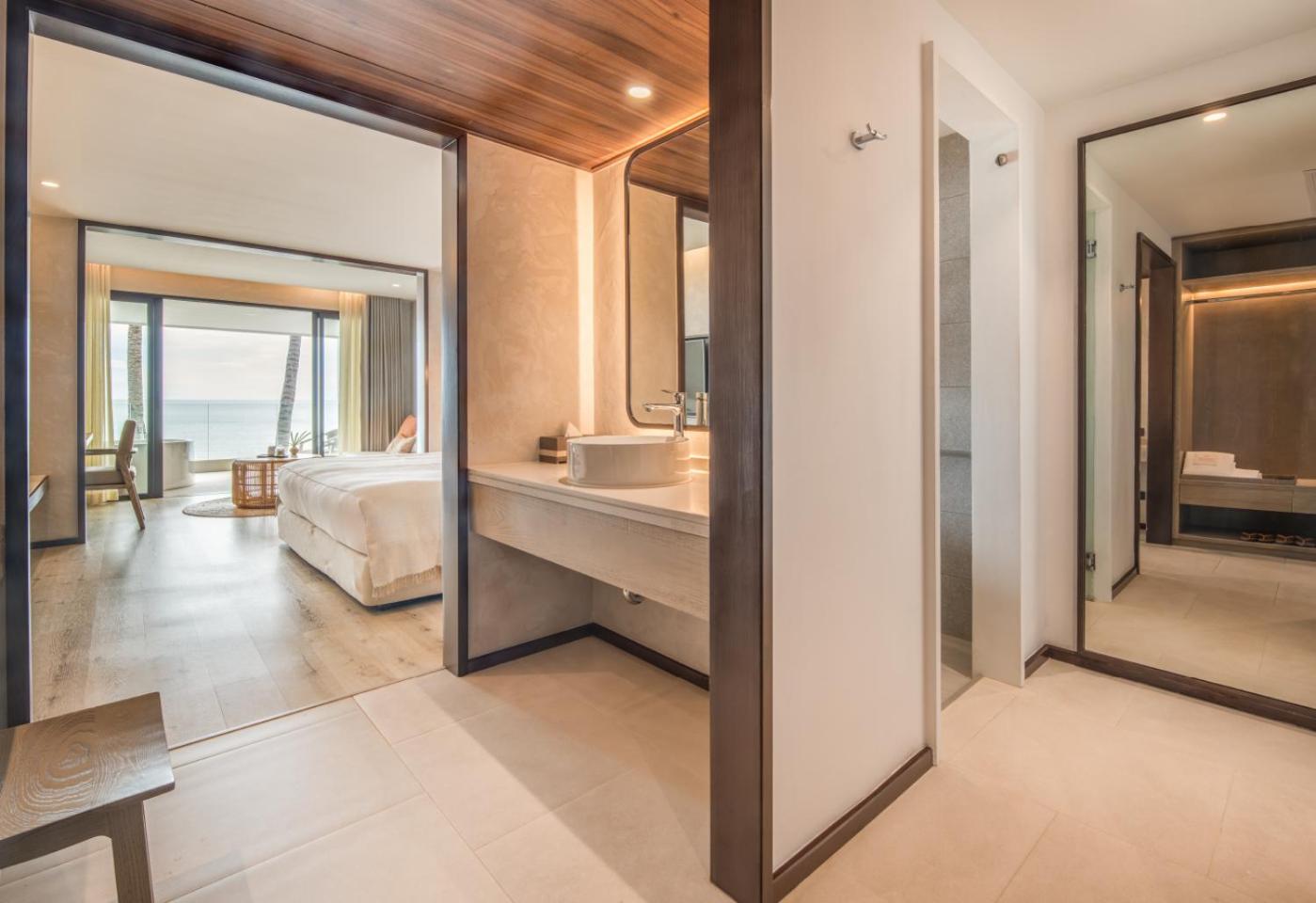 Deluxe King Room Beach Front - Photo 3