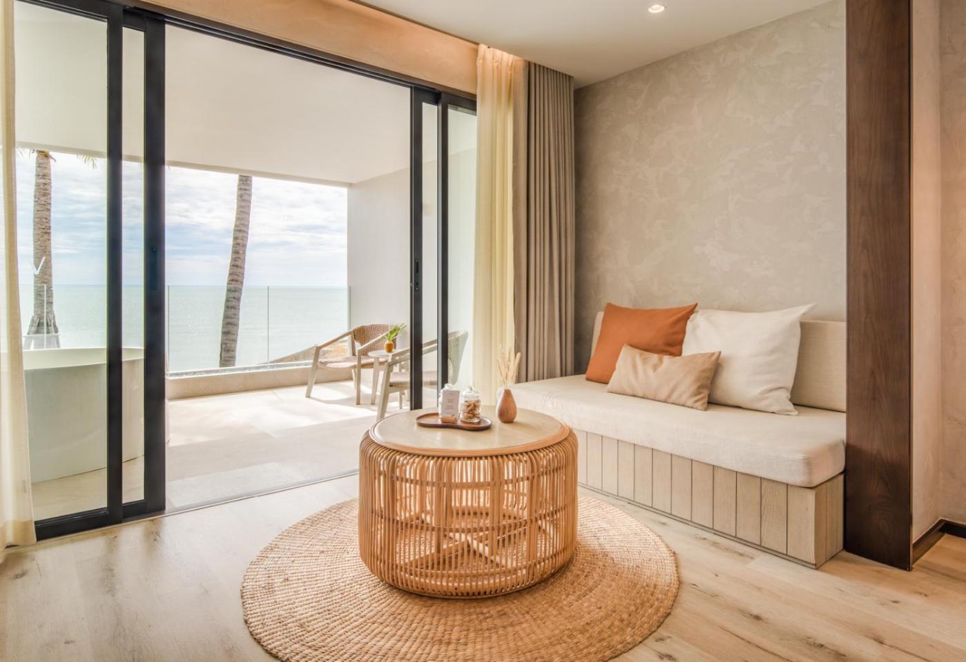 Deluxe King Room Beach Front - Photo 2