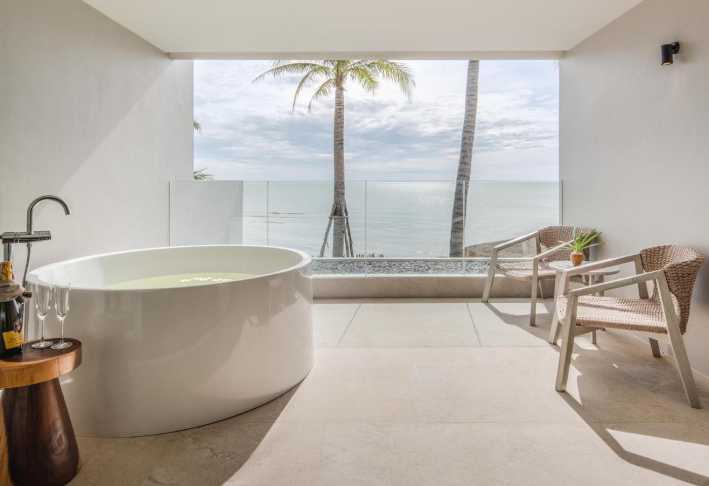 Deluxe King Room Beach Front - Photo 16