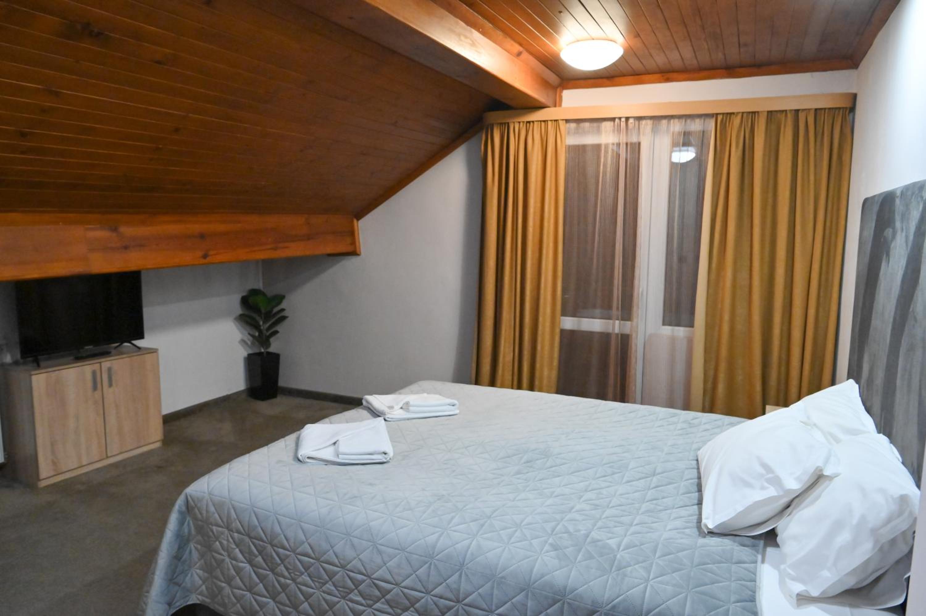Deluxe Double Room with Balcony - Photo 9