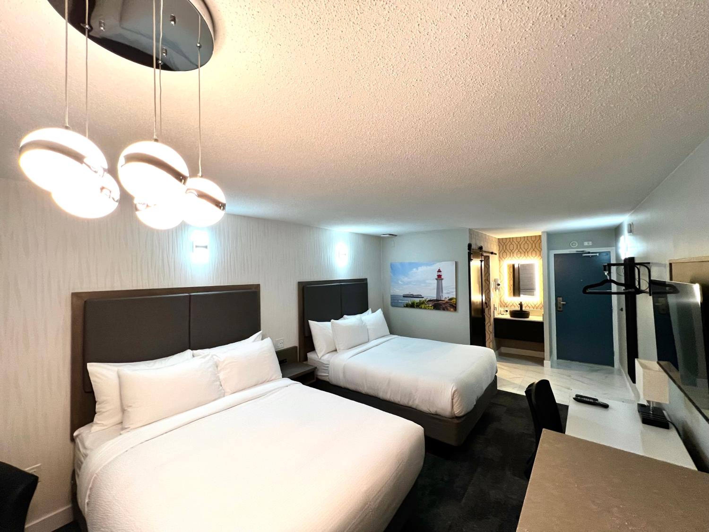 Queen Room with Two Queen Beds - Non-Smoking - Photo 6