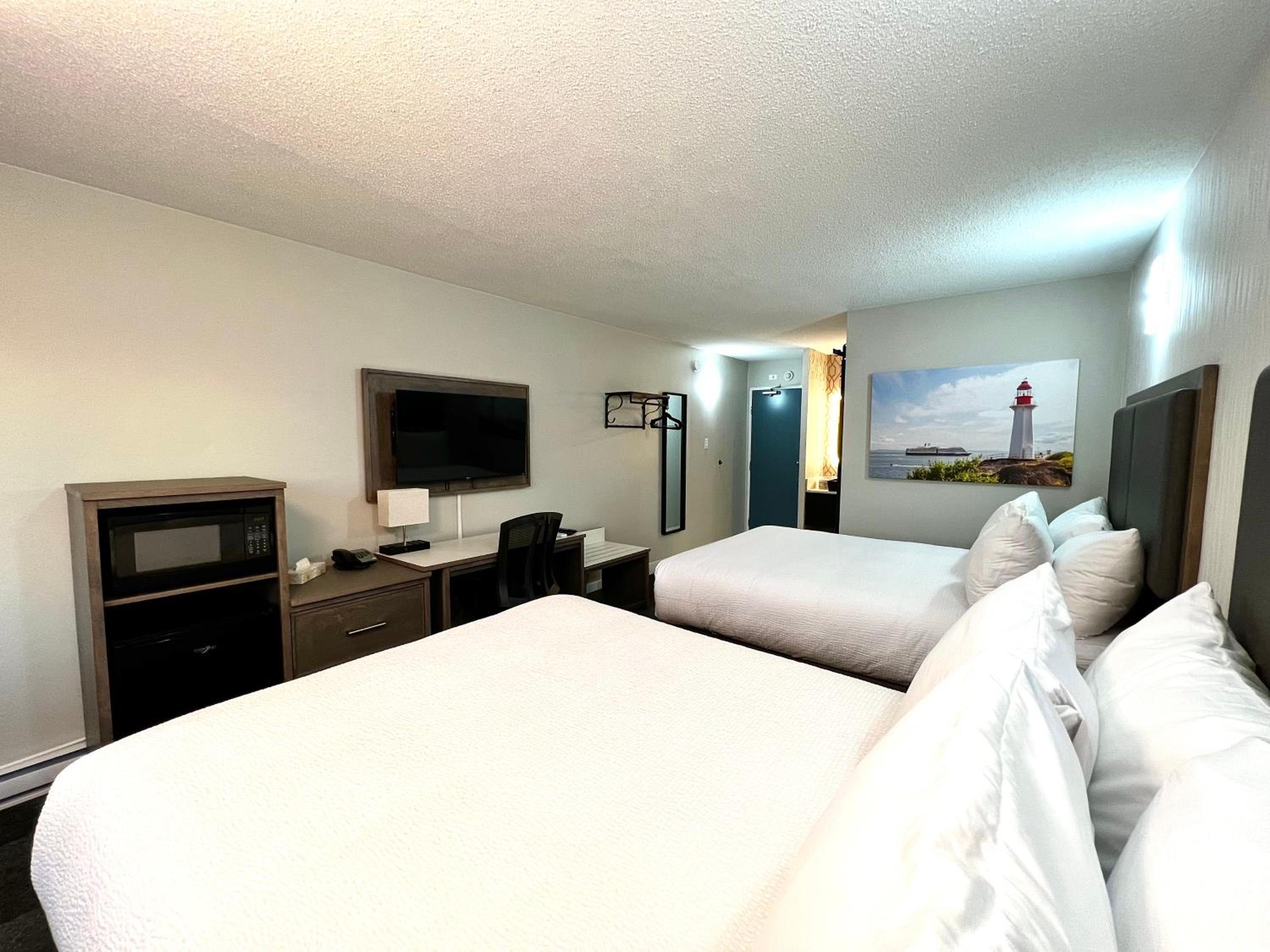 Queen Room with Two Queen Beds - Non-Smoking - Photo 2