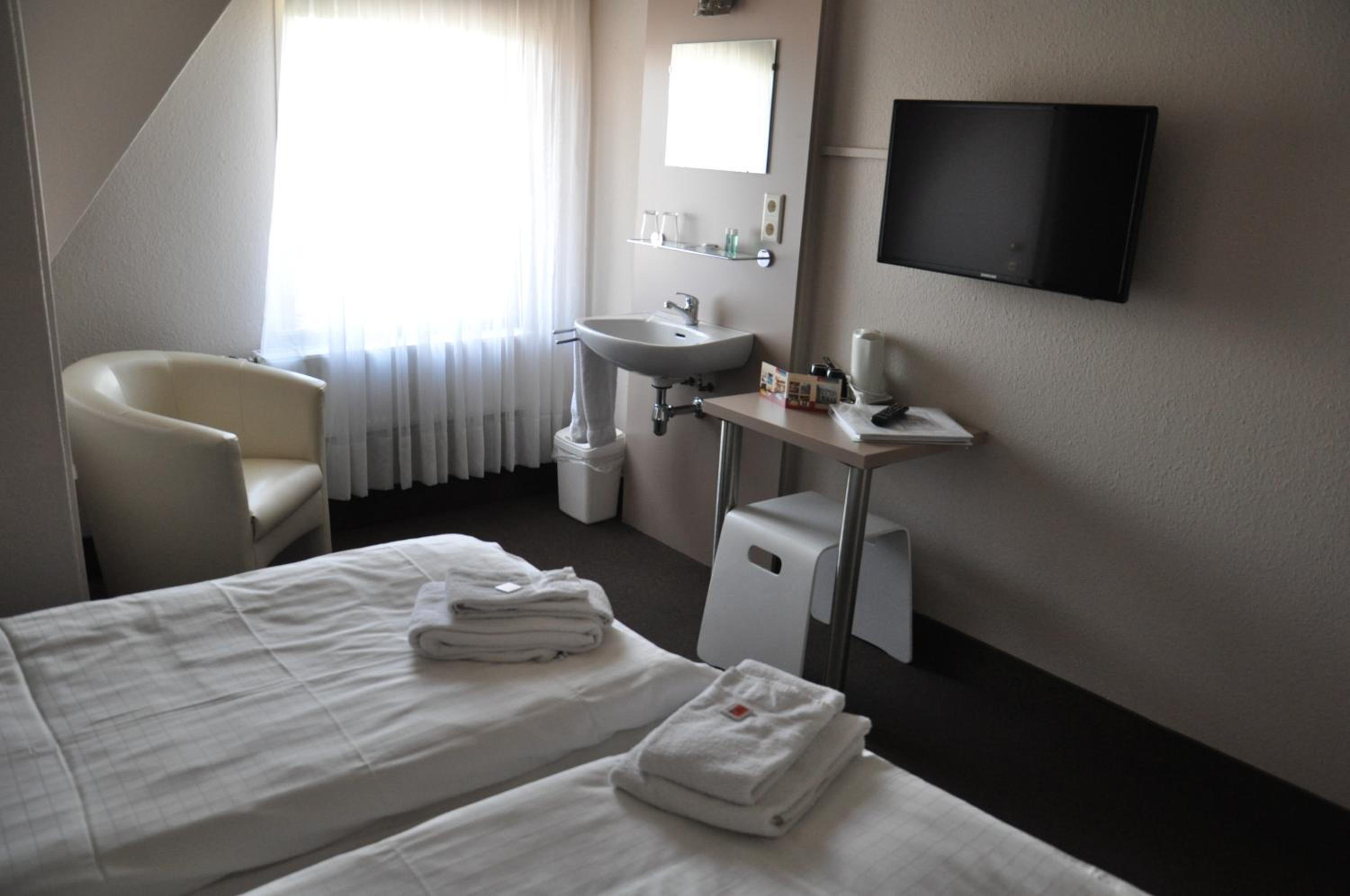 Basic Double Room with Shared Bathroom photo 1