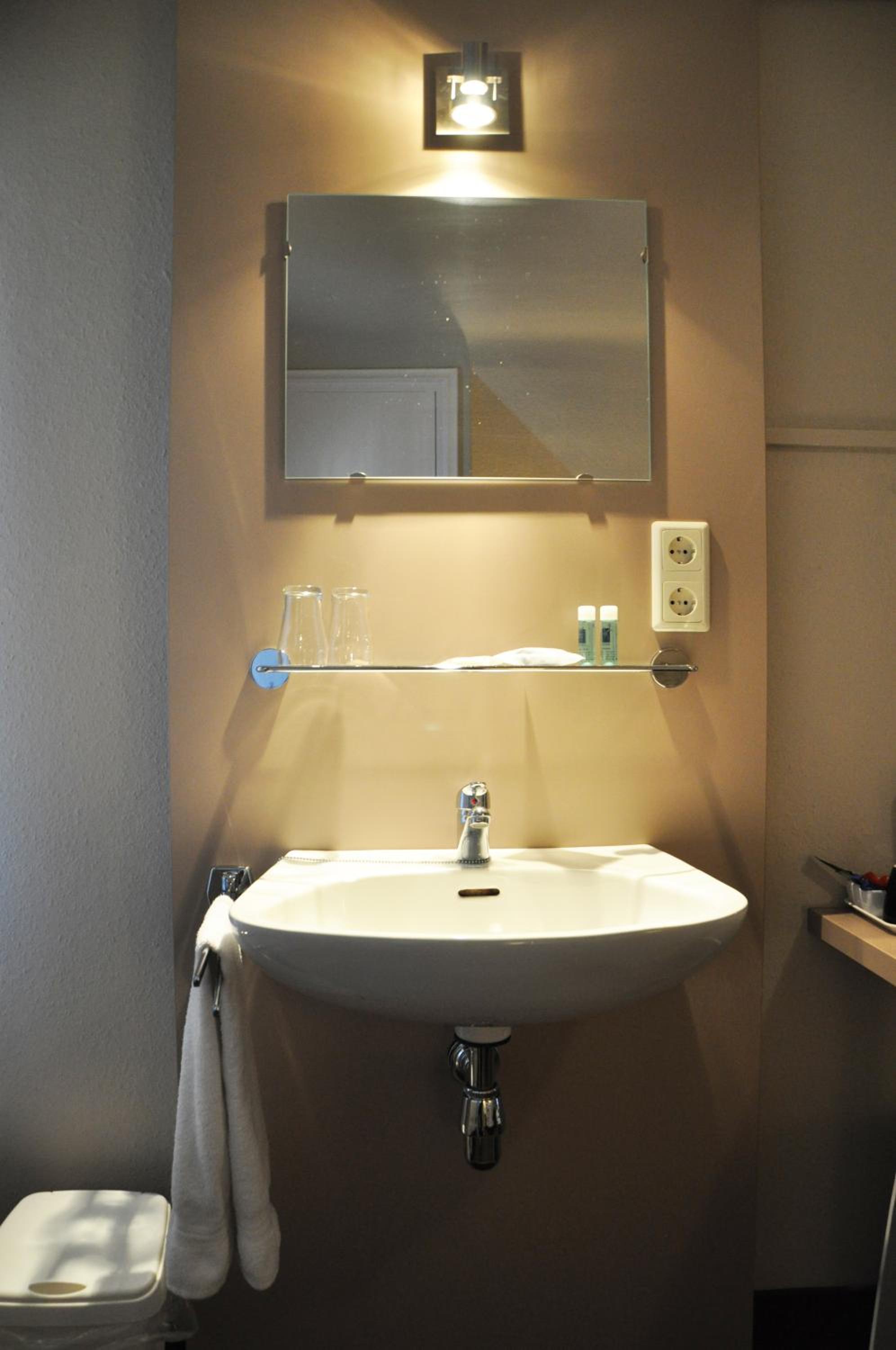 Basic Double Room with Shared Bathroom photo 3