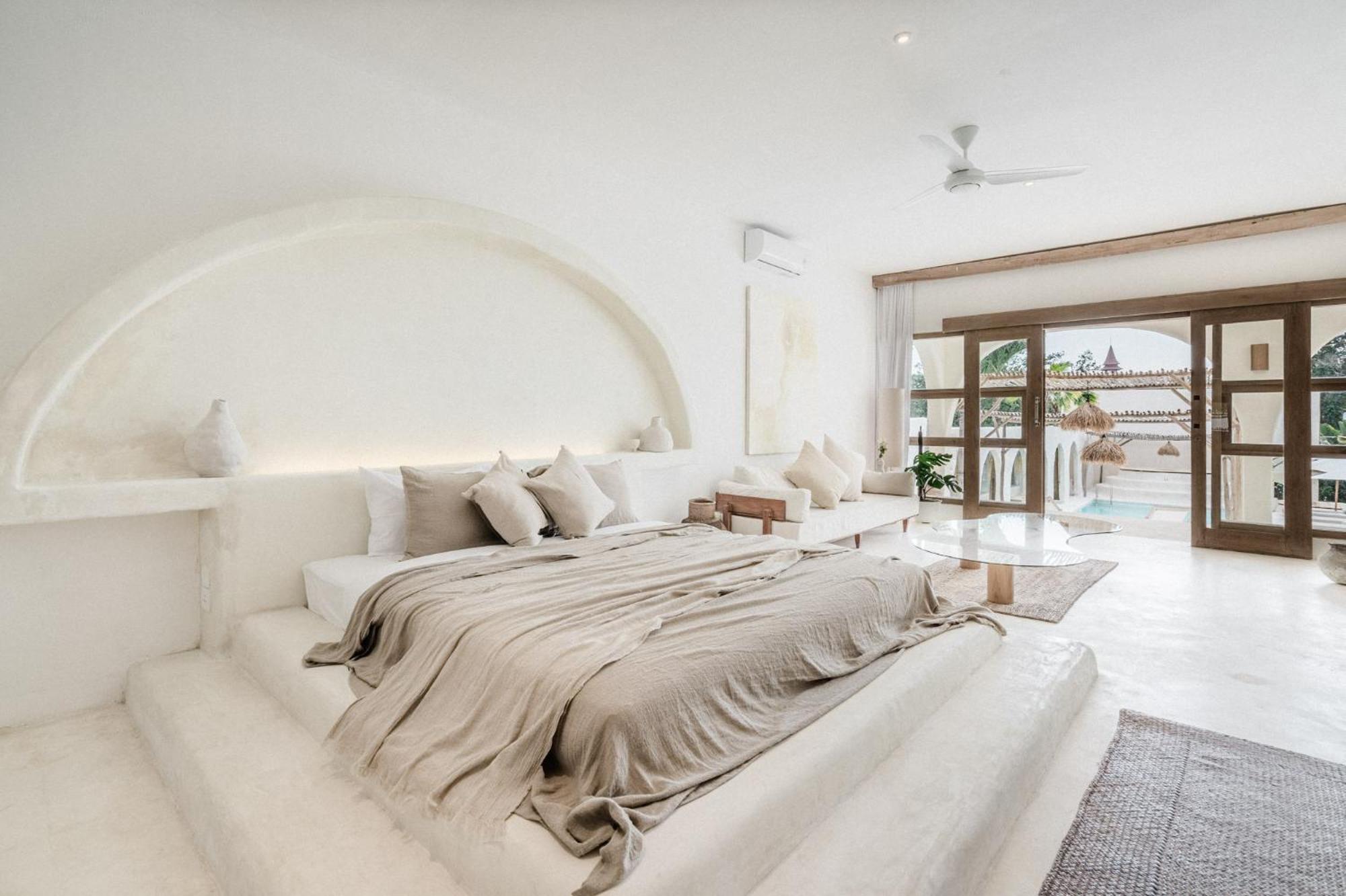 Junior Suite with Pool View - Photo 21