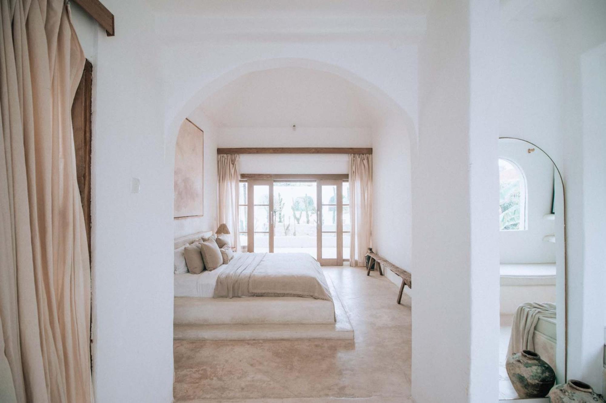 Suite with Pool View - Photo 9
