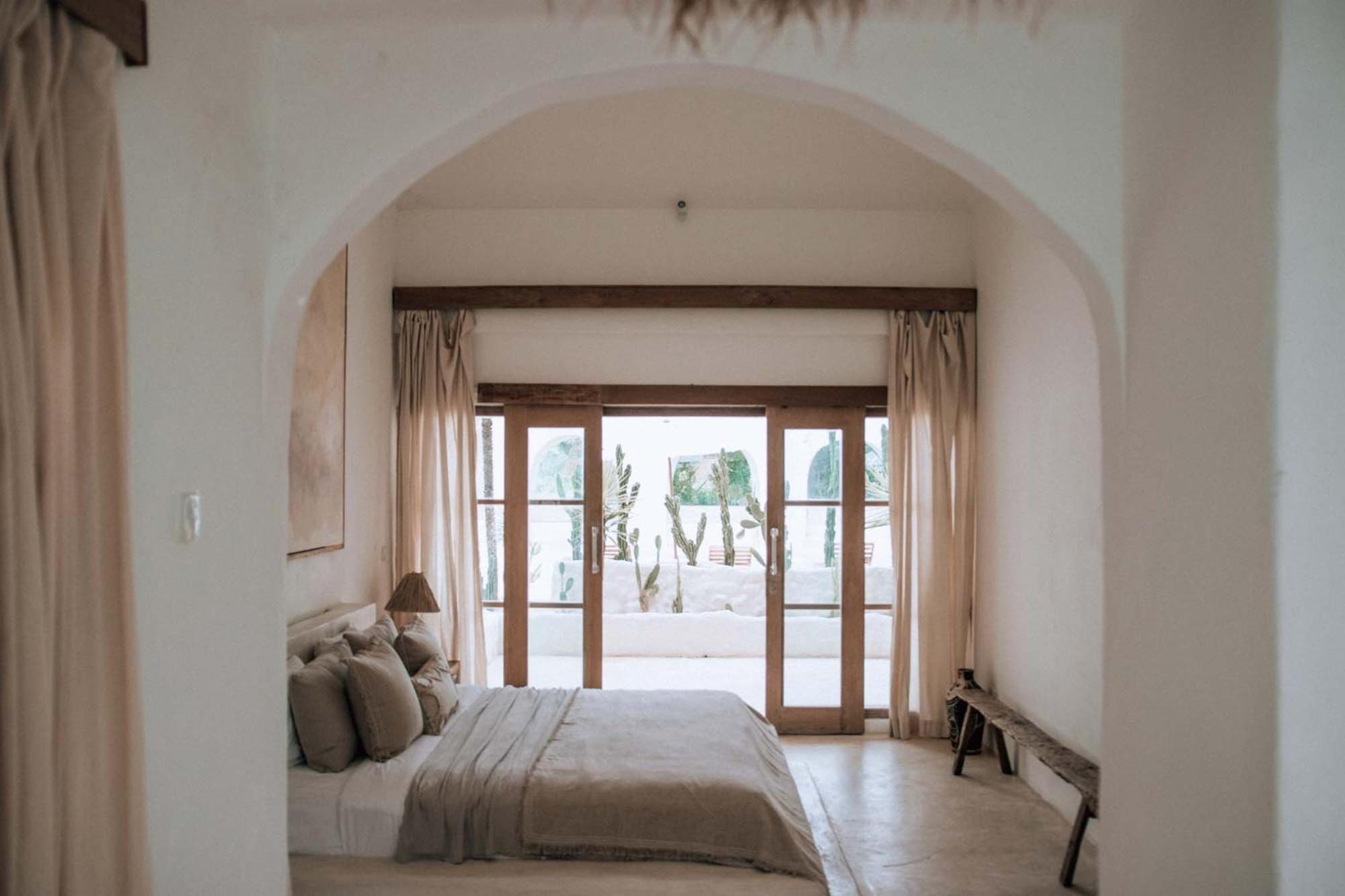 Suite with Pool View - Photo 11