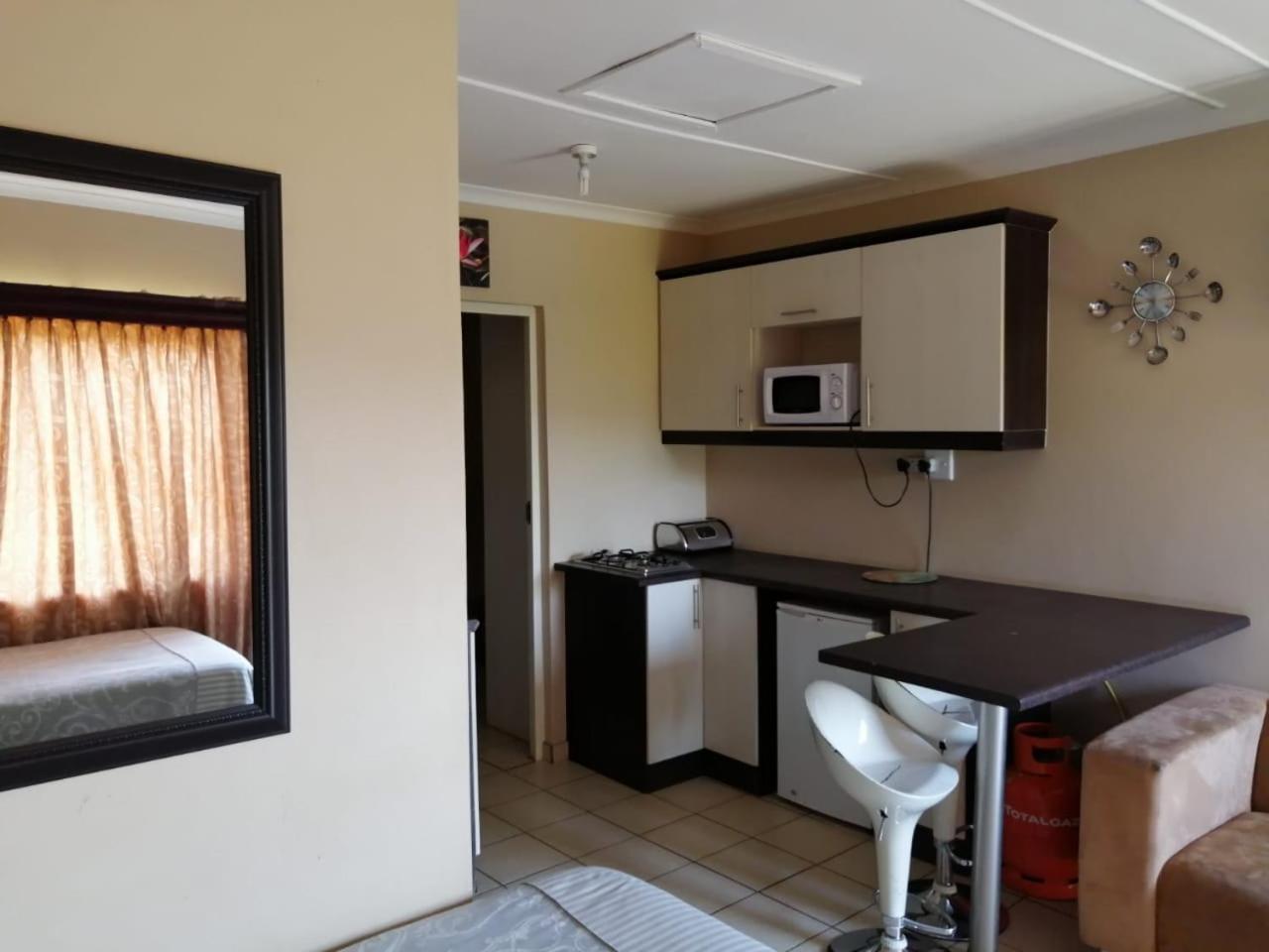Family Room with Shared Bathroom photo 3