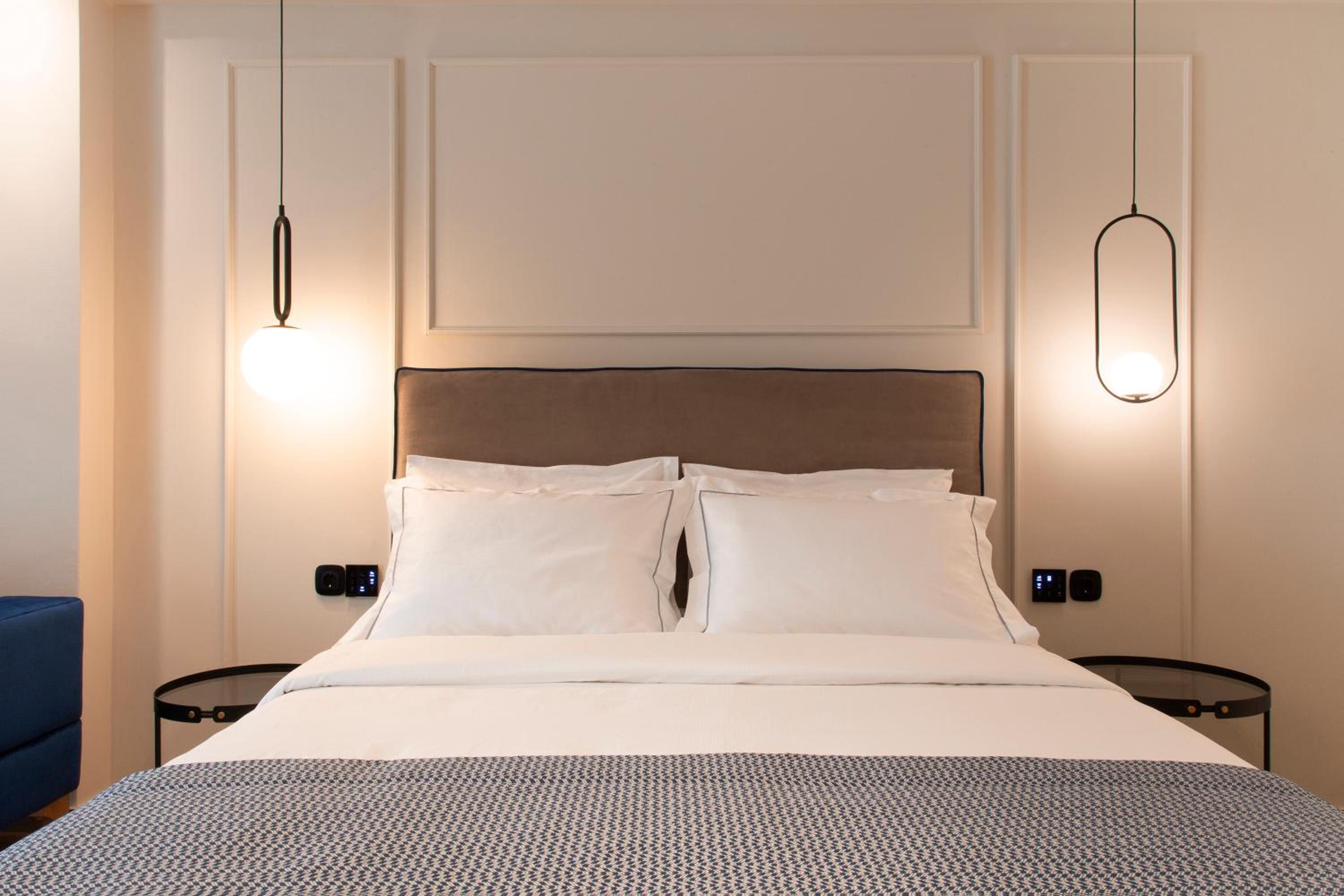 Deluxe Suite with Sea View - Photo 36