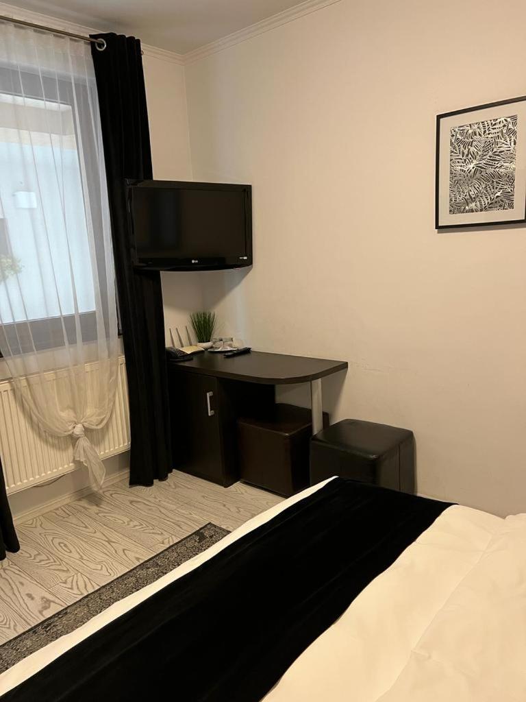 Twin Room with Private Entrance - Photo 3