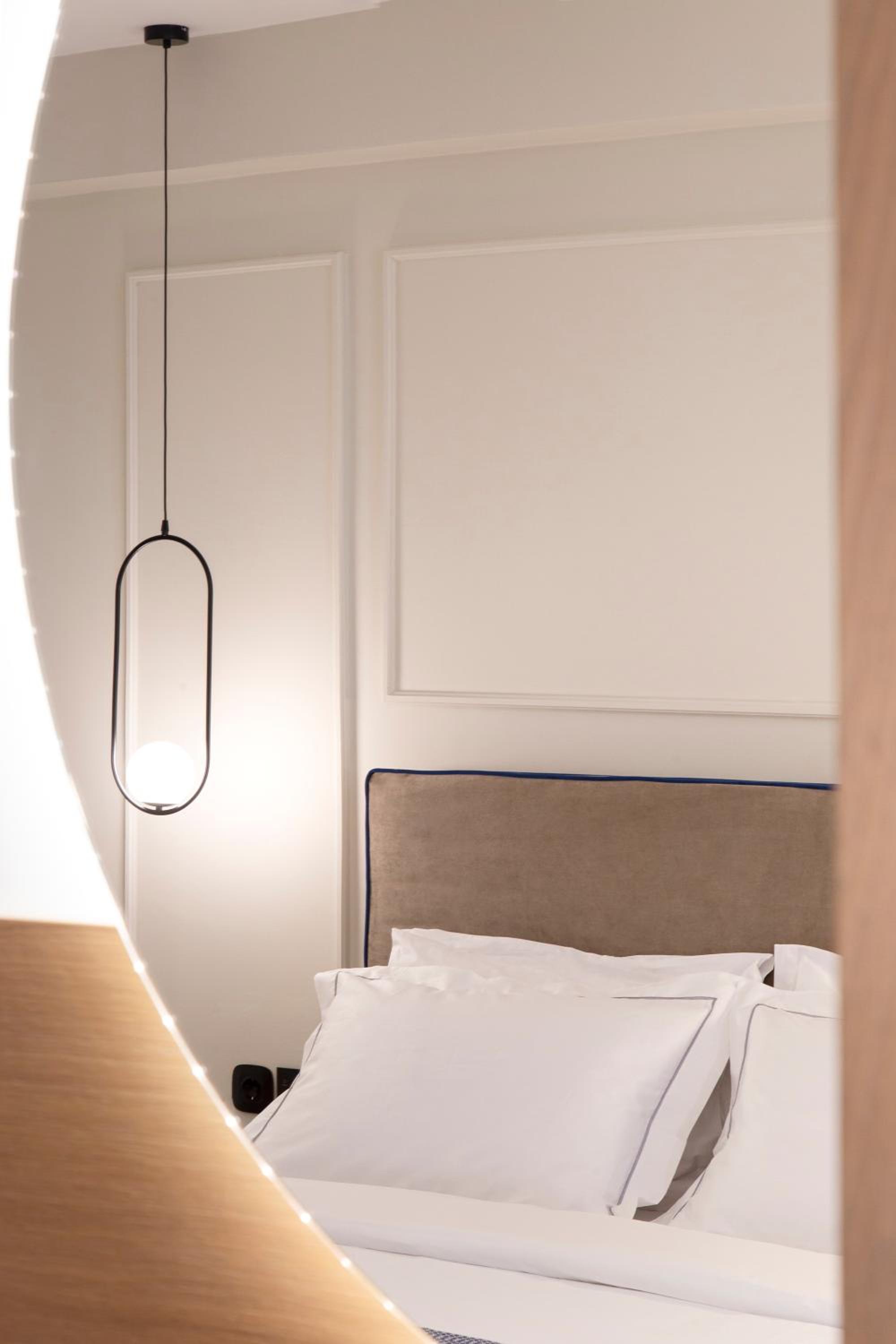 Deluxe Suite with Sea View - Photo 35