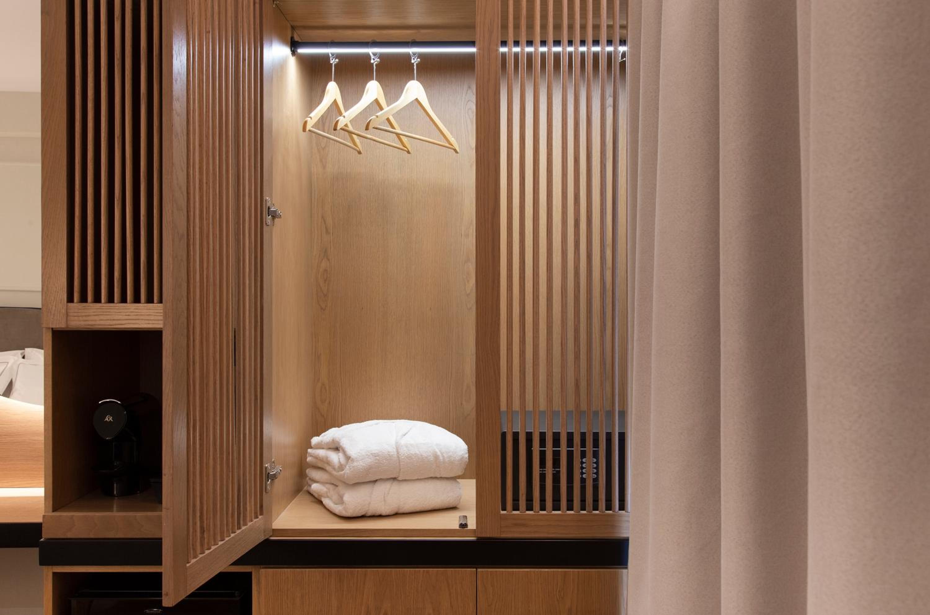 Deluxe Suite with Sea View - Photo 34