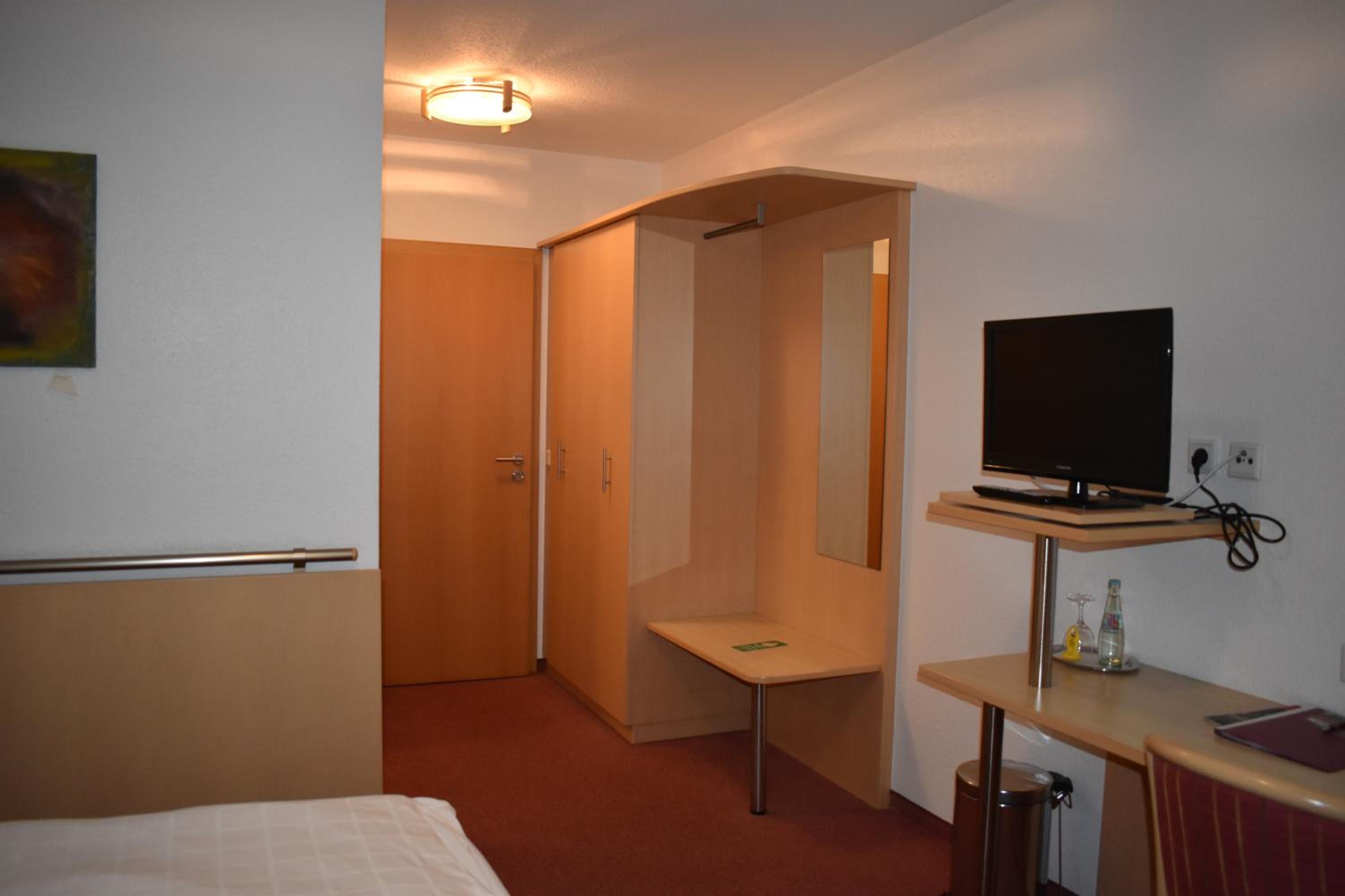 Budget Double Room photo 3