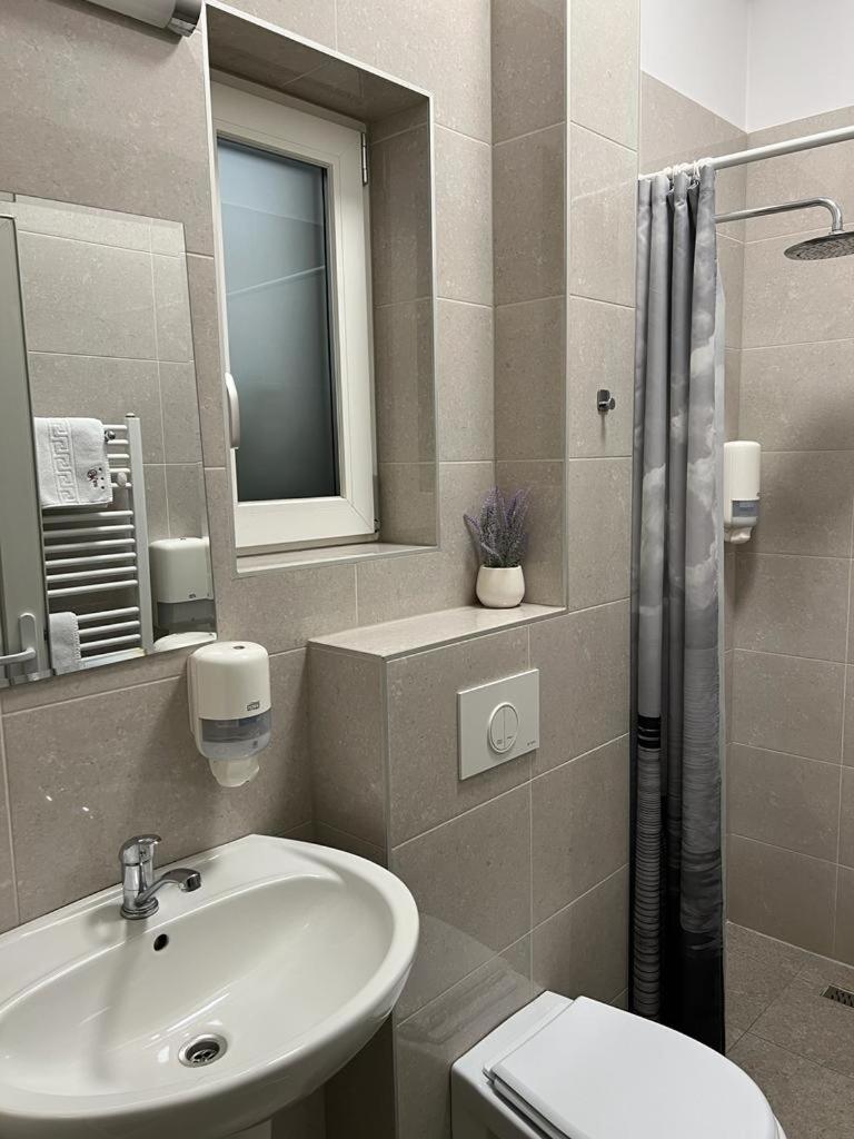 Double Room - Photo 9