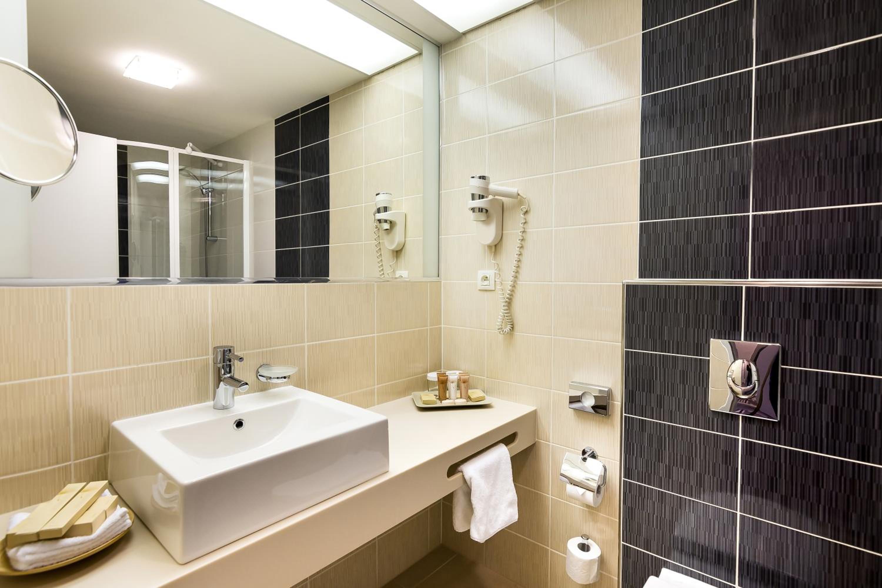 Junior Suite with King or Twin Bed photo 3