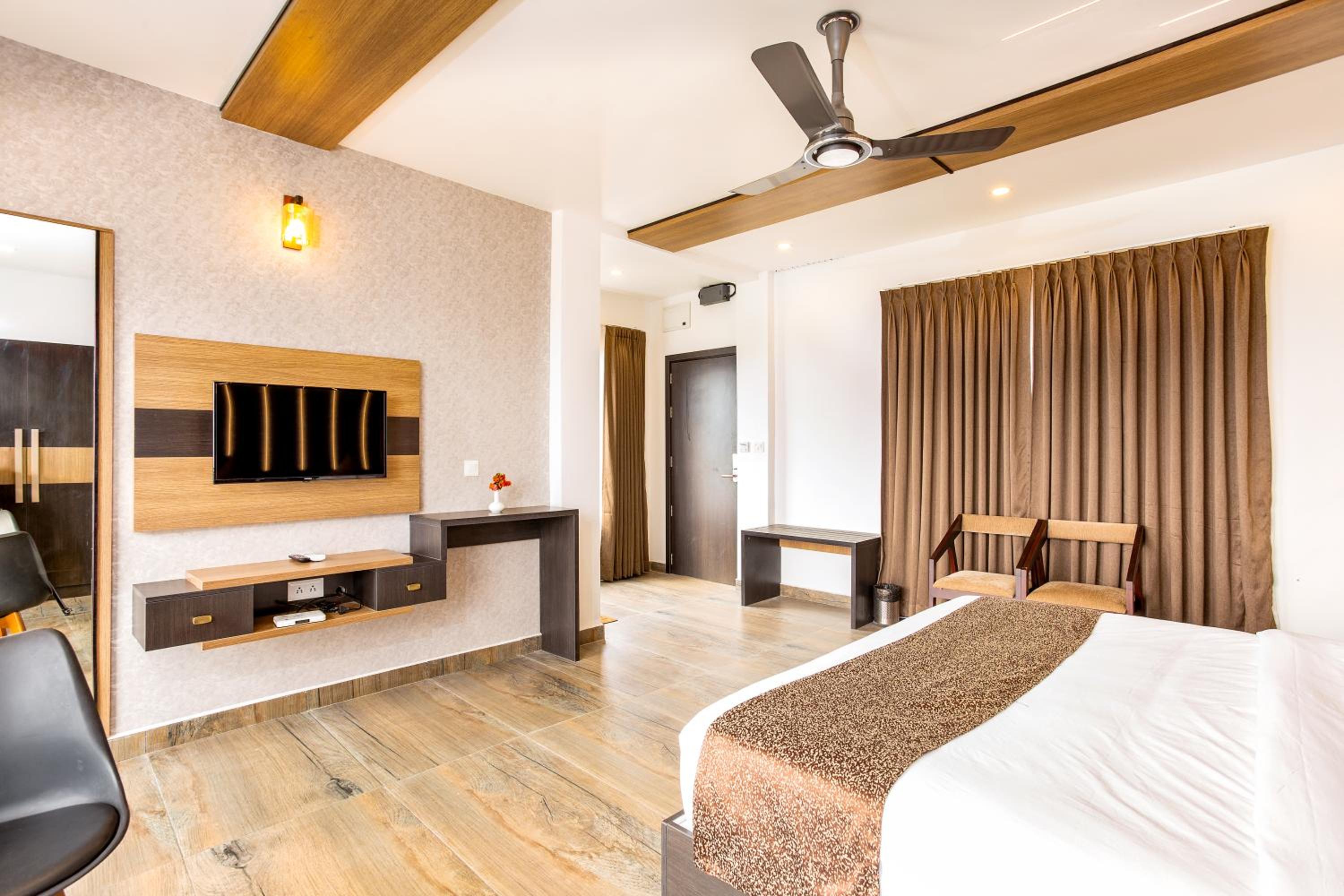 Executive Suite - Photo 6