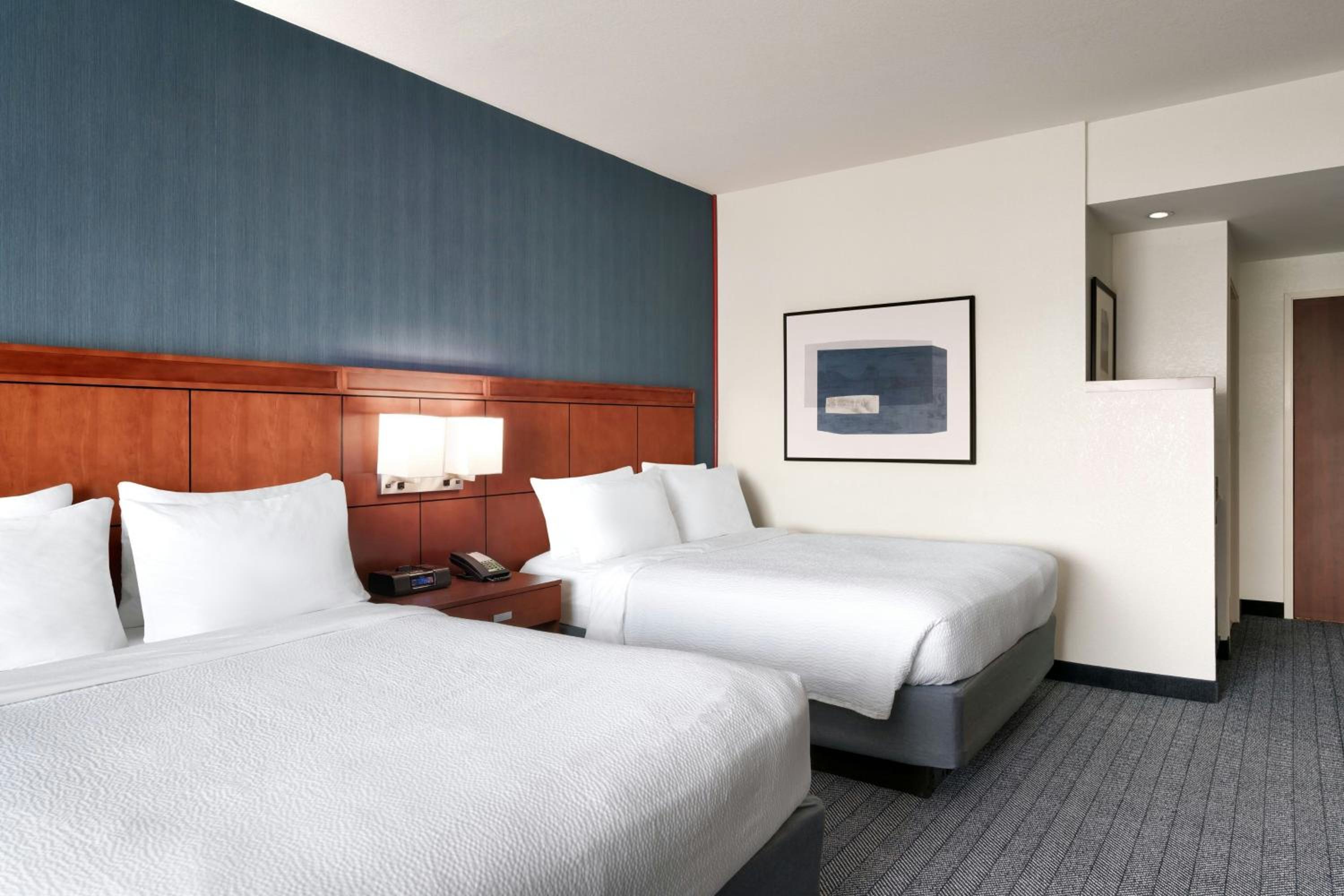 Queen Room with Two Queen Beds photo 2