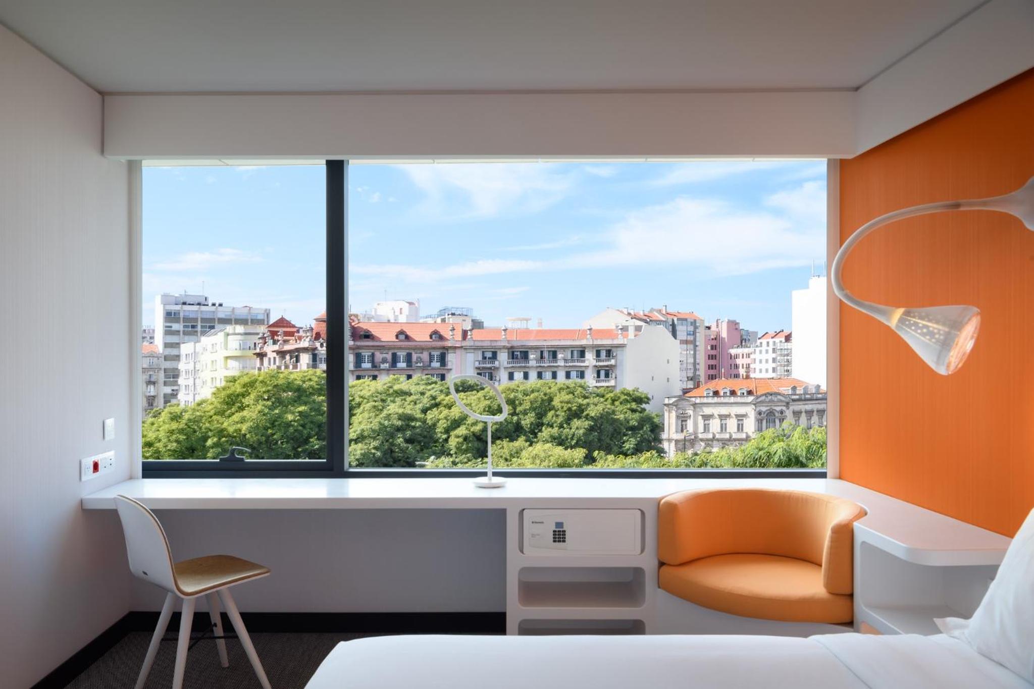Deluxe Double or Twin Room with City View photo 3