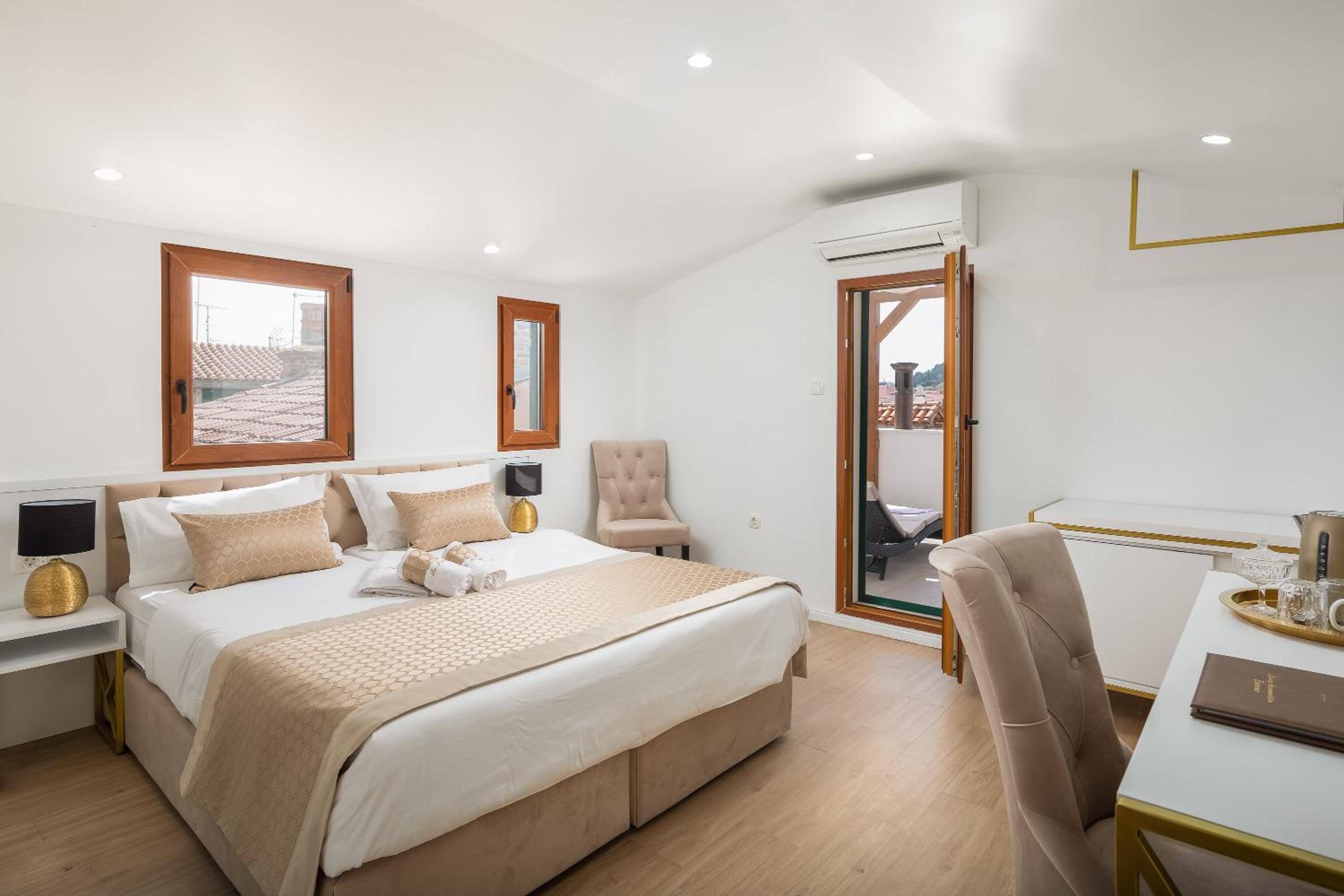 Deluxe Double Room with Balcony photo 1
