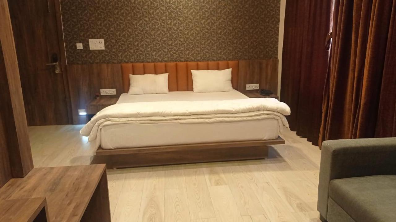 Deluxe Double Room (2 Adults + 1 Child) photo 2