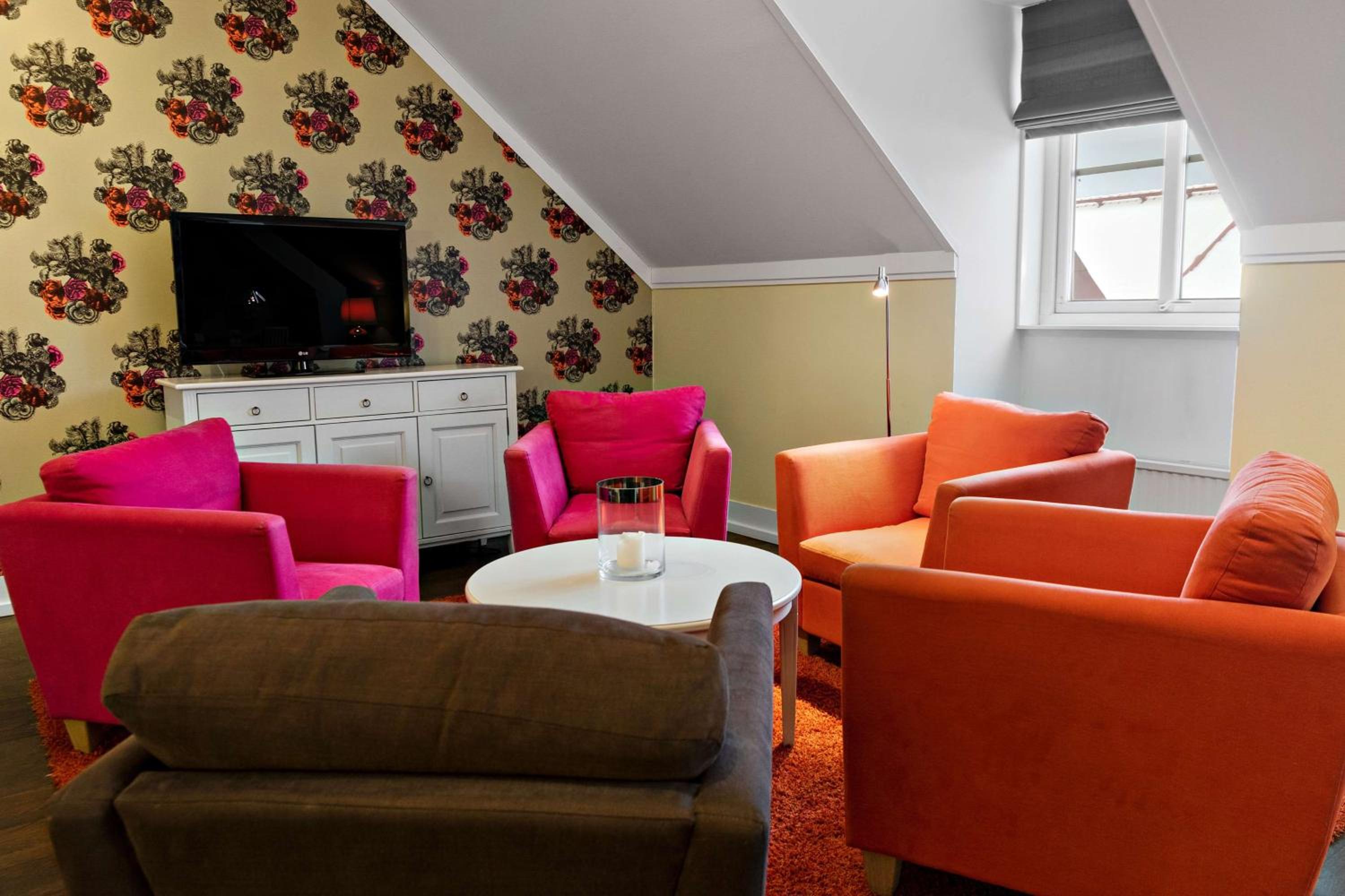 Junior Queen Suite - Non-Smoking photo 1