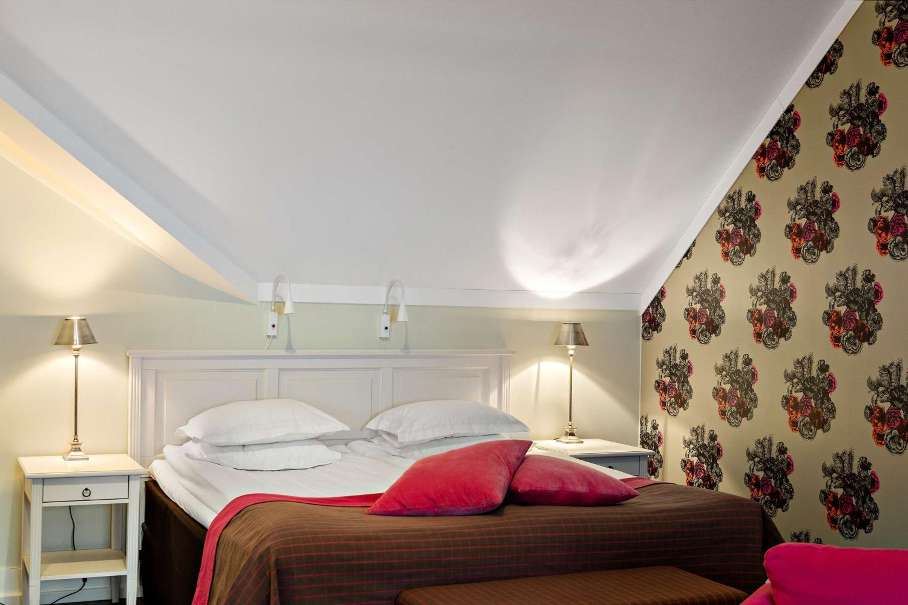 Junior Queen Suite - Non-Smoking photo 3