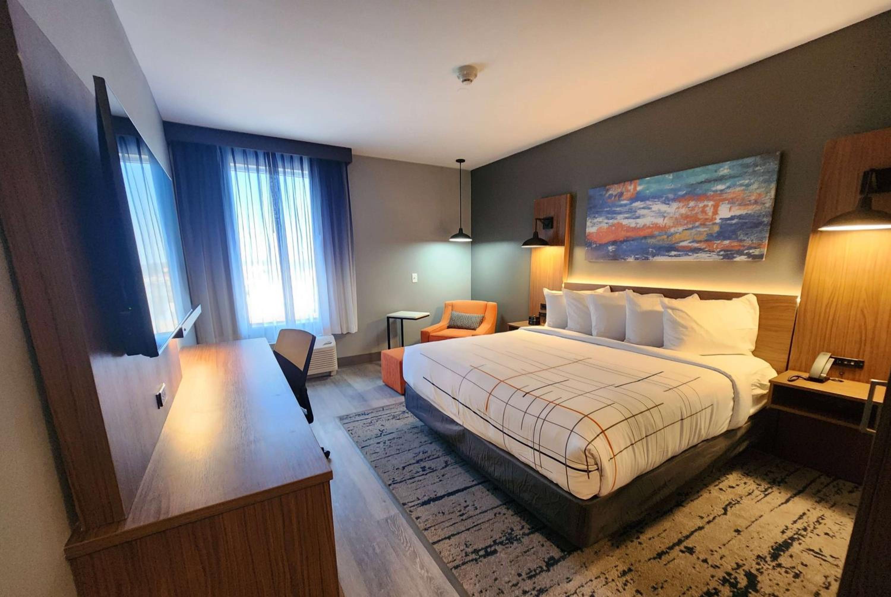 King Room with Roll-in Shower - Mobility Access/Non-Smoking - Photo 1