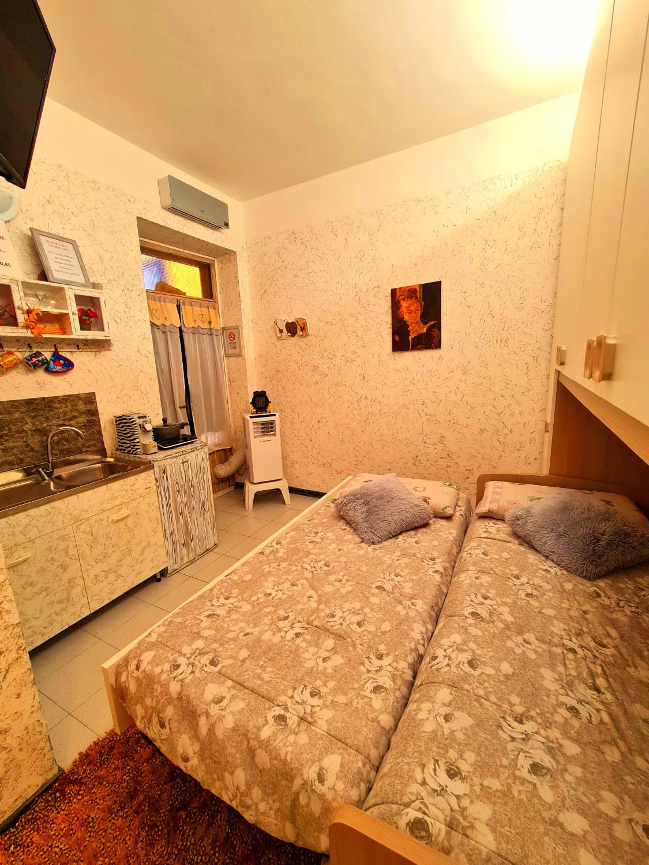 Budget Twin Room - Photo 8