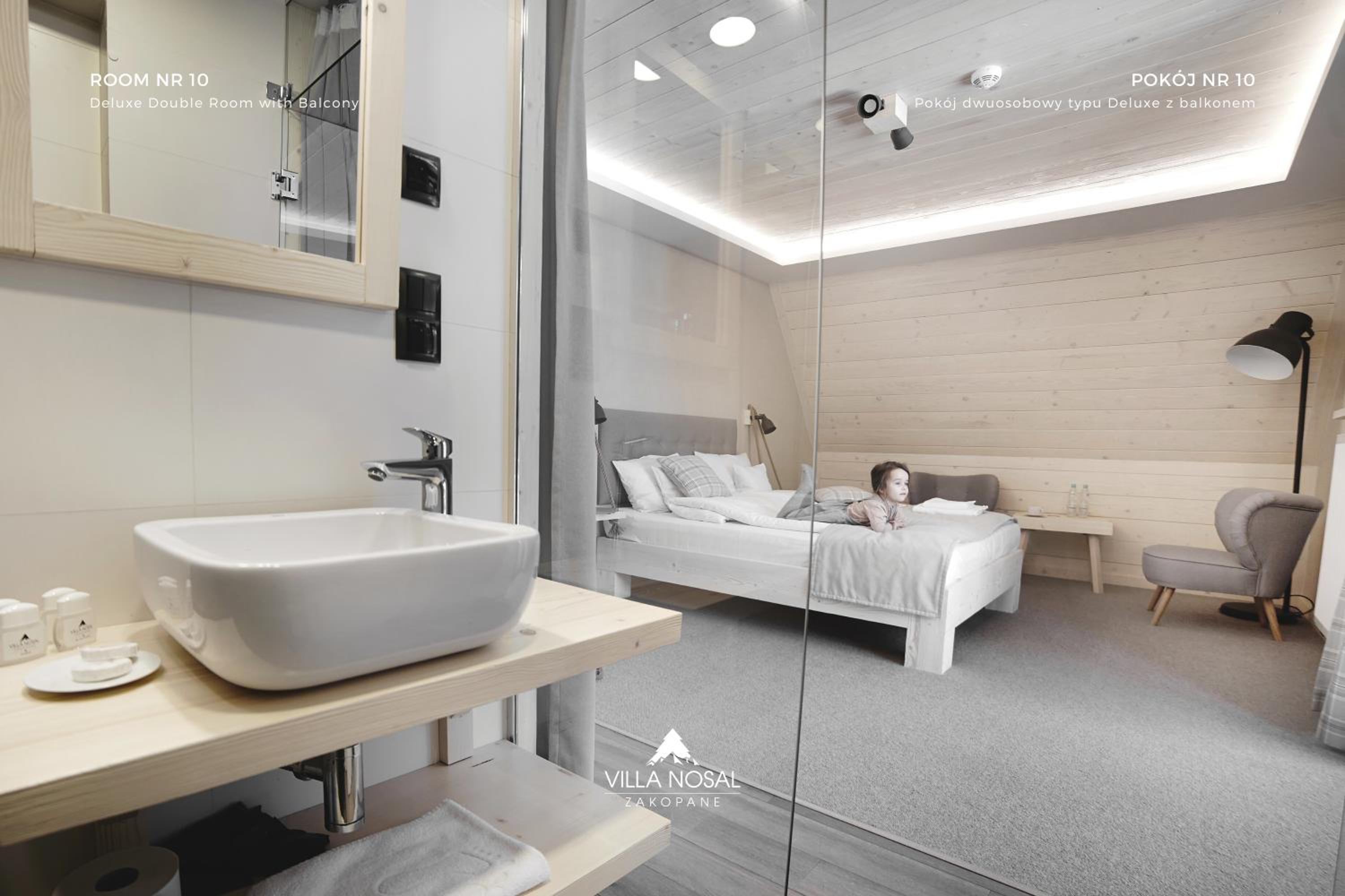 Deluxe Double Room with Balcony - Photo 13