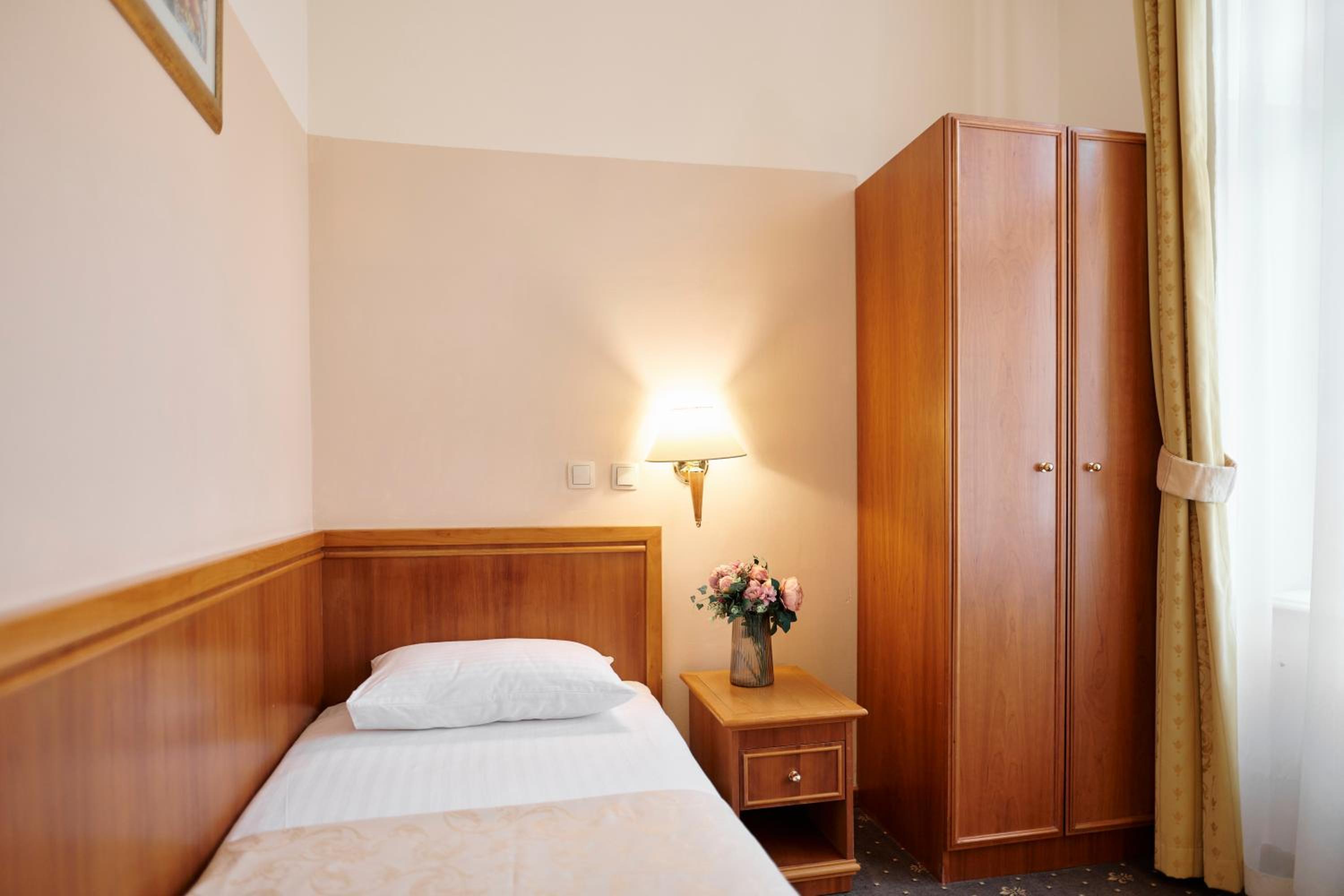 Single Room with Street View photo 2