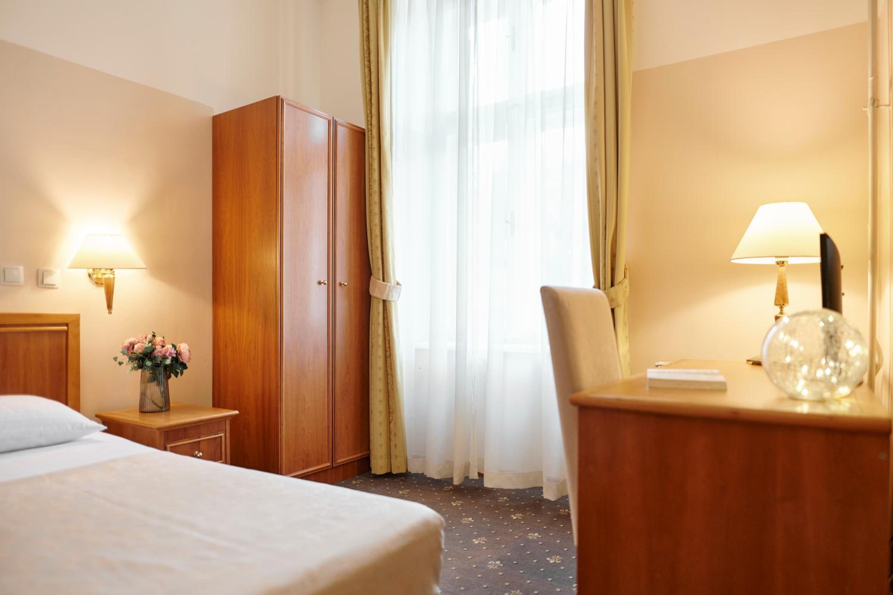Single Room with Street View photo 3