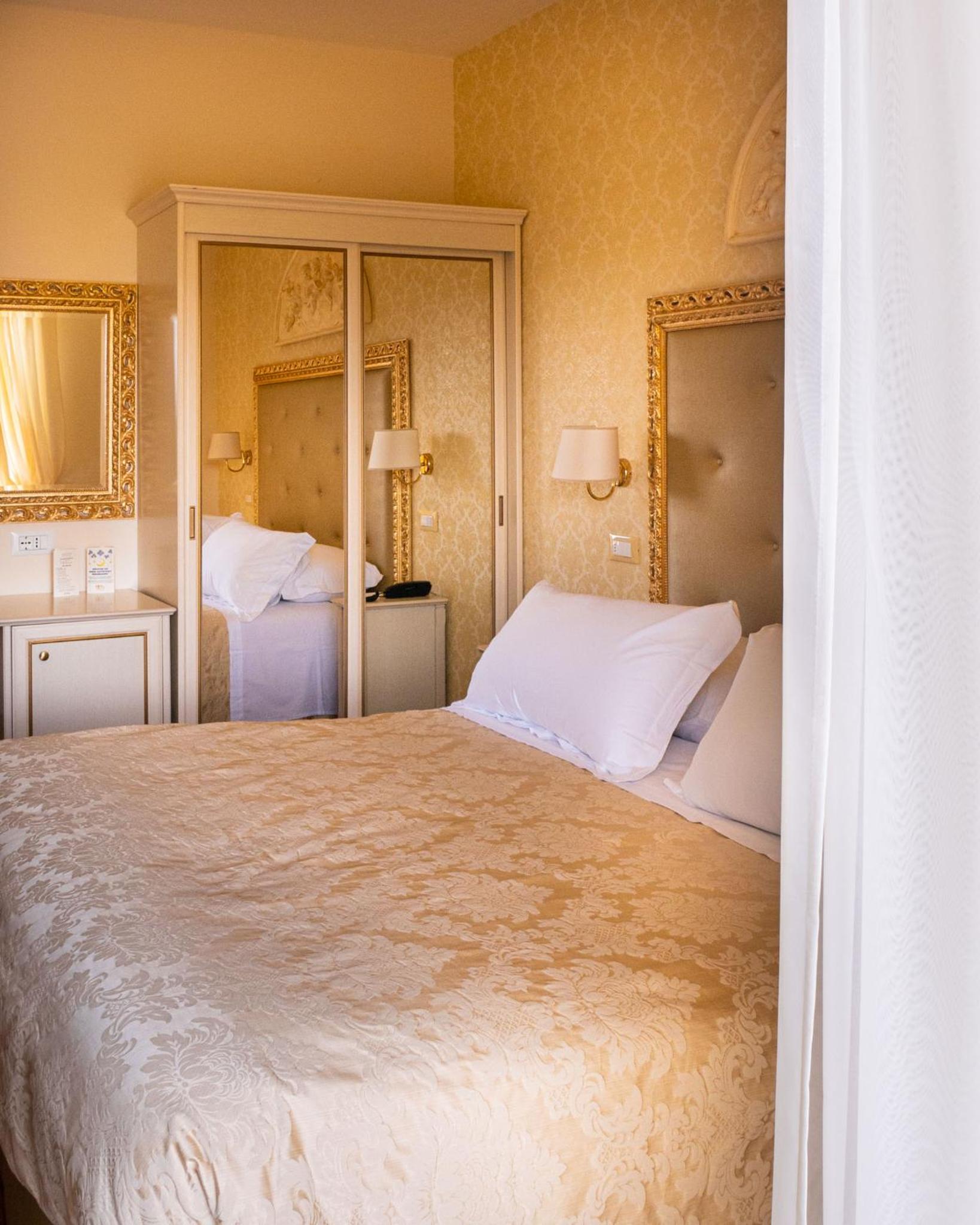 Deluxe Double or Twin Room with Sea View