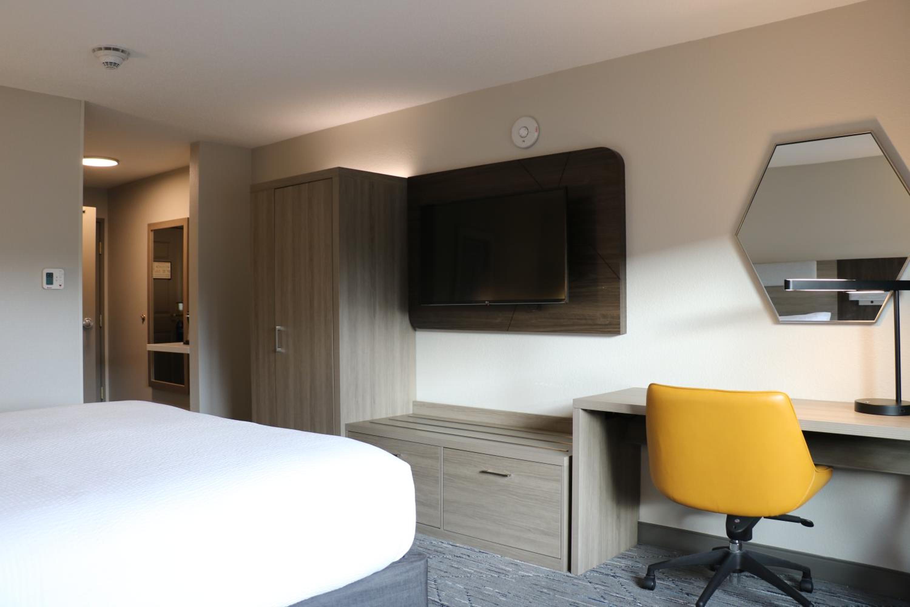 Standard King Room with Mobility Accessible Roll-In Shower - Photo 1