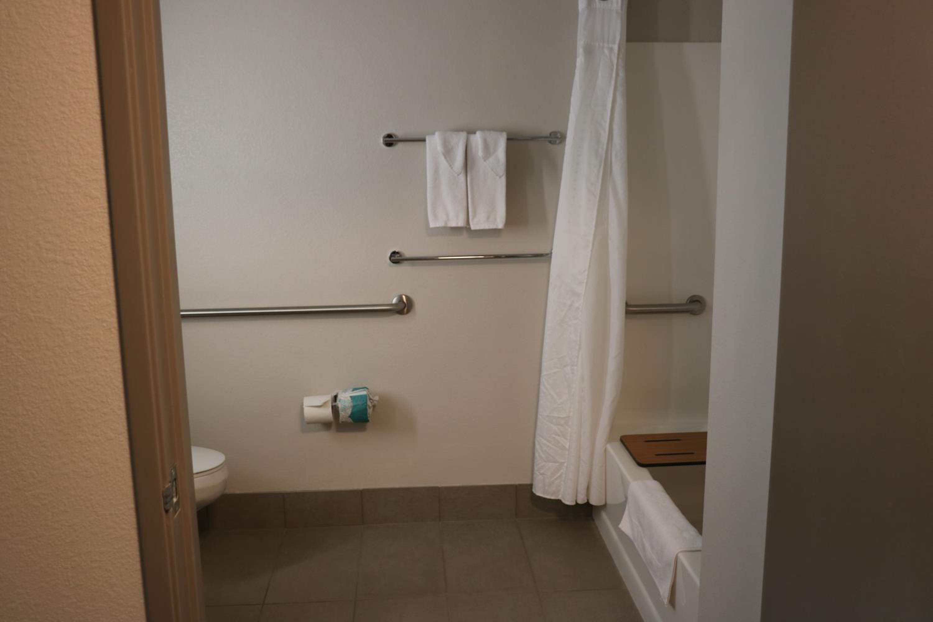 Standard King Room with Mobility Accessible Tub - Photo 4